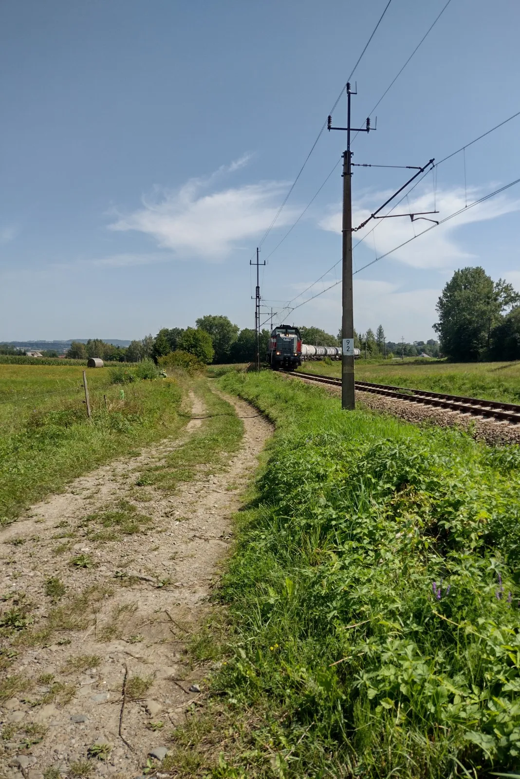 Photo showing: Zmierzający w kierunku Stróż pociąg towarowy minął nastawnię wykonawczą "Wł1" (sierpień 2022 roku).