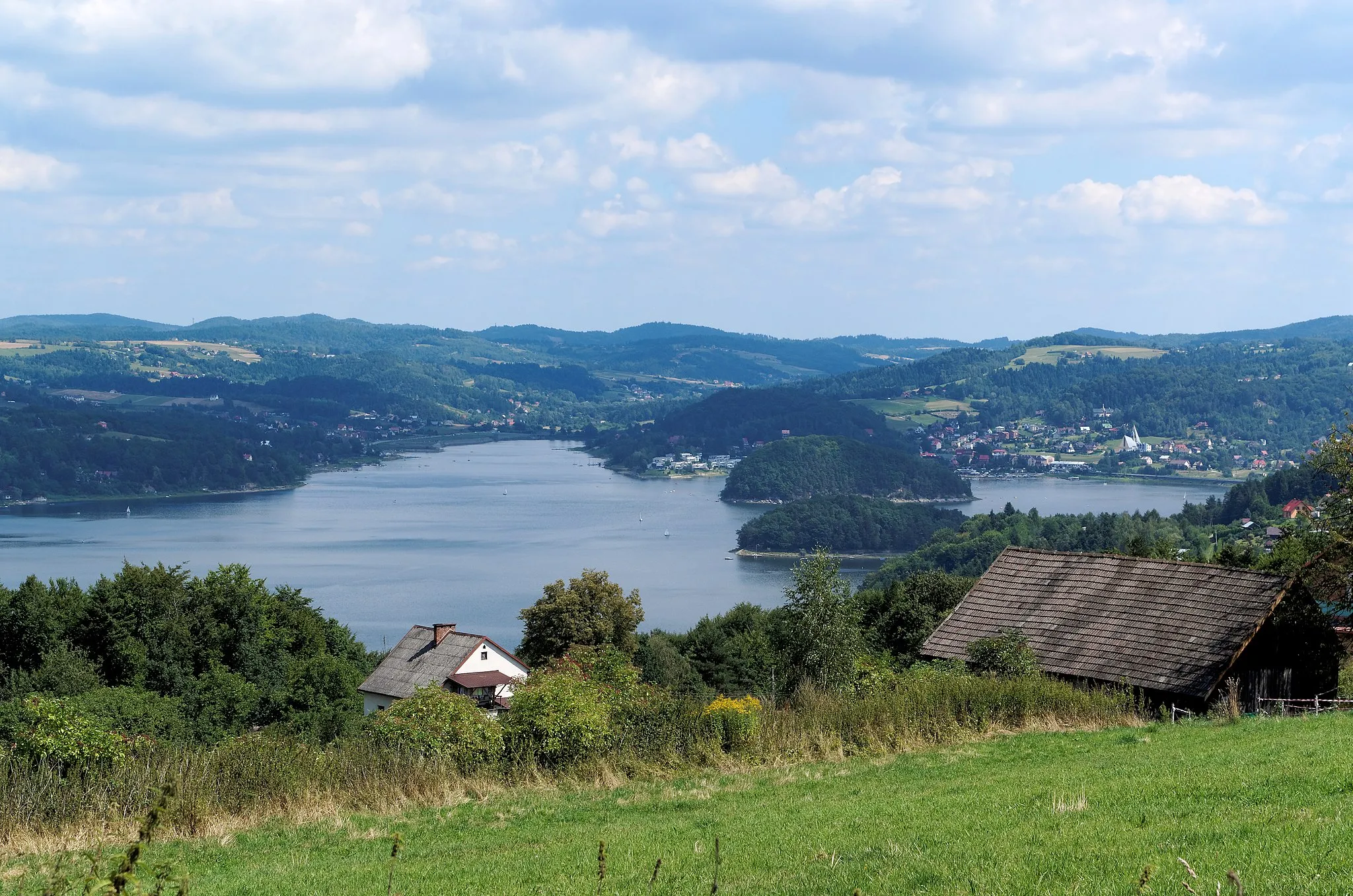 Photo showing: Lake Rożnów seen from Tabaszowa