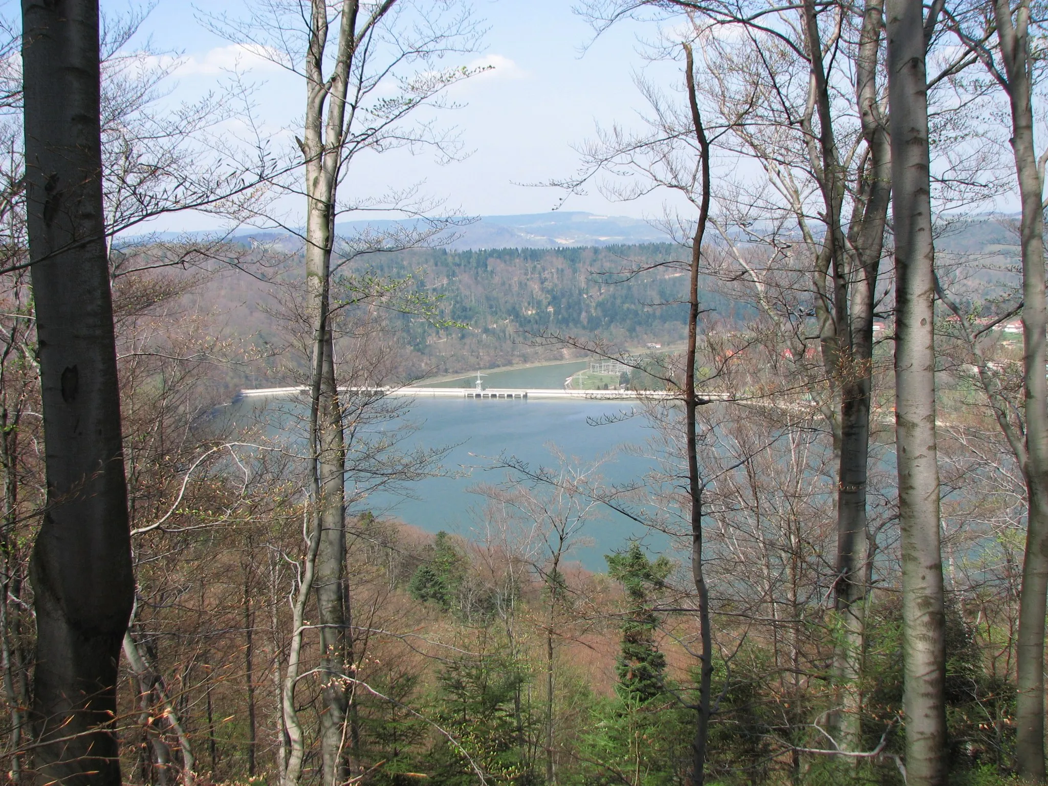 Photo showing: Zapora wodna w Roznowie, widok z zalesionej Ostrej Góry.