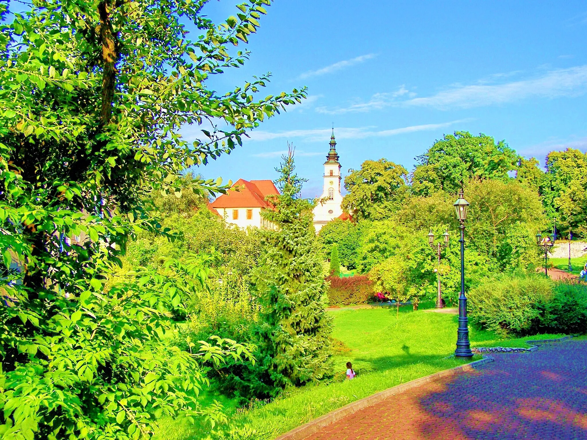 Photo showing: Park in Wieliczka, Poland. Church spire in background.