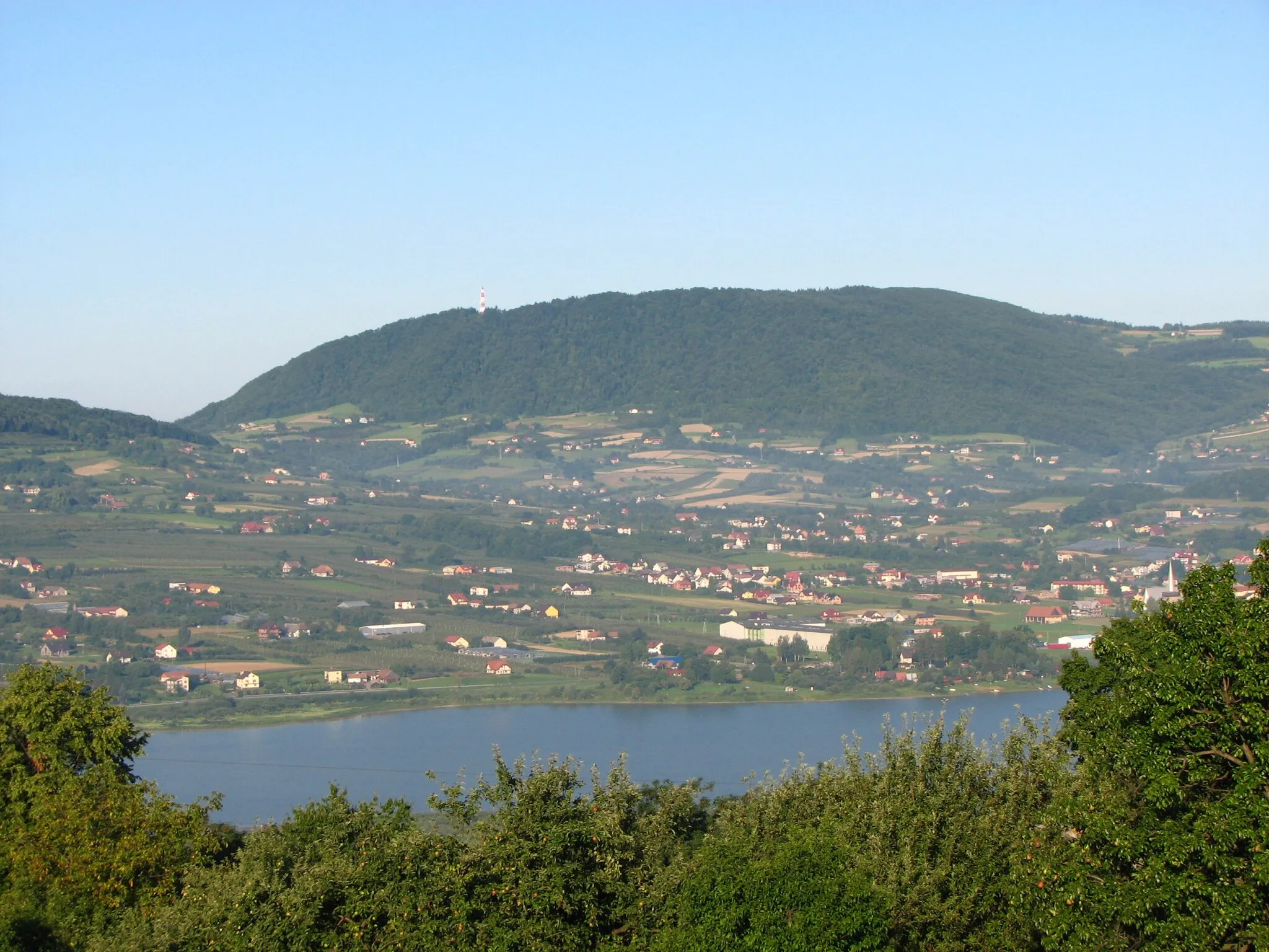 Photo showing: widok na wieś Tęgoborze, wyżej wieś Zawadka i masyw góry Chelm w Beskidzie Wyspowym (Pasmo Łososińskie)