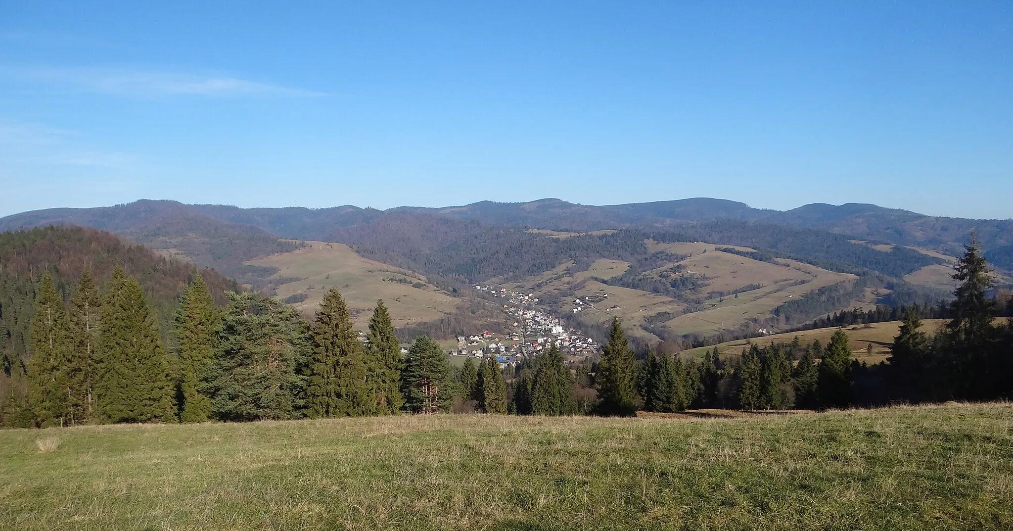Photo showing: Widok z głównego grzbietu Małych Pienin na Szlachtową i Beskid Sądecki
