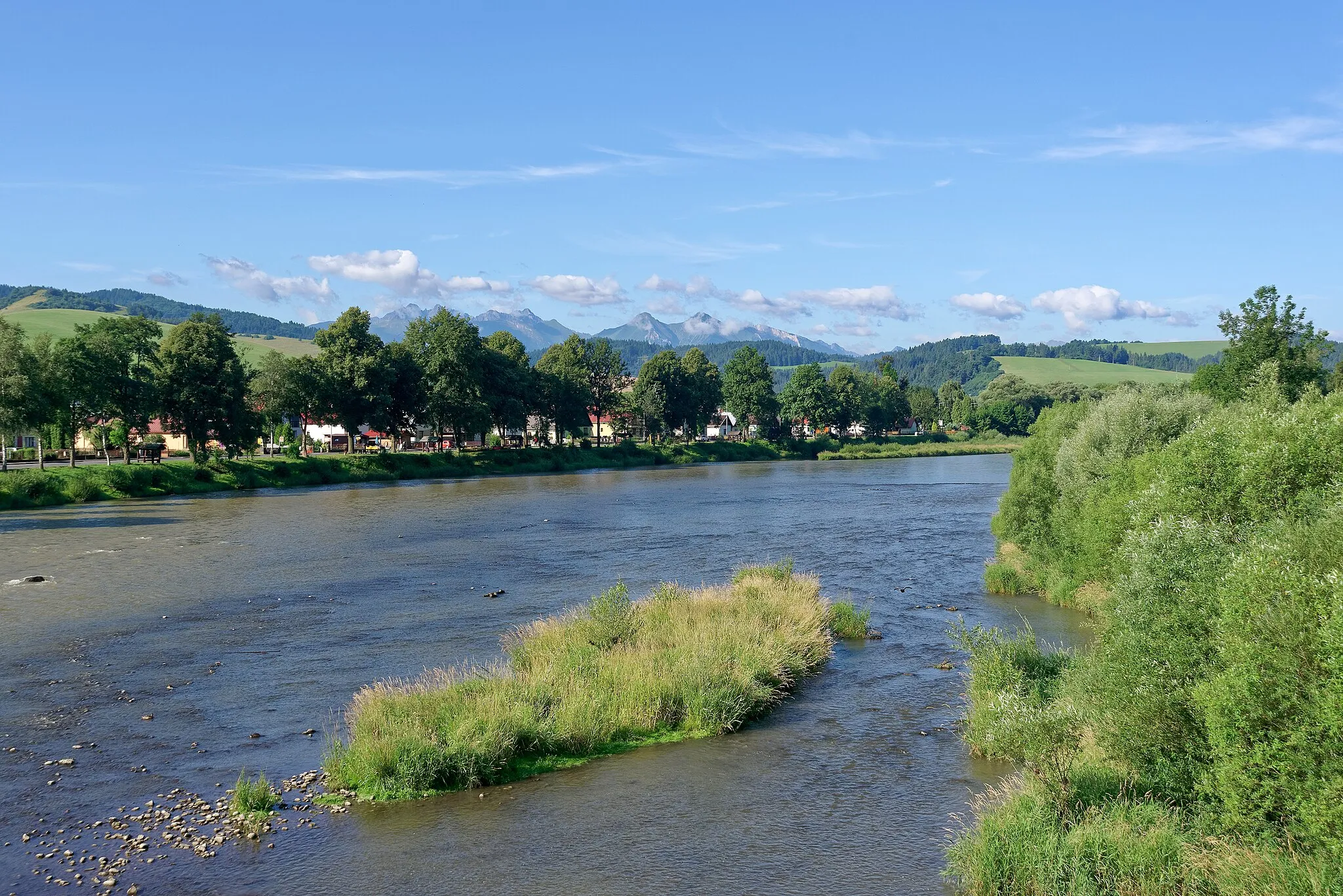 Photo showing: Dunajec river and the remote Tatra Mountains - view from the bridge between Polish and Slovak side in Sromowce Niżne