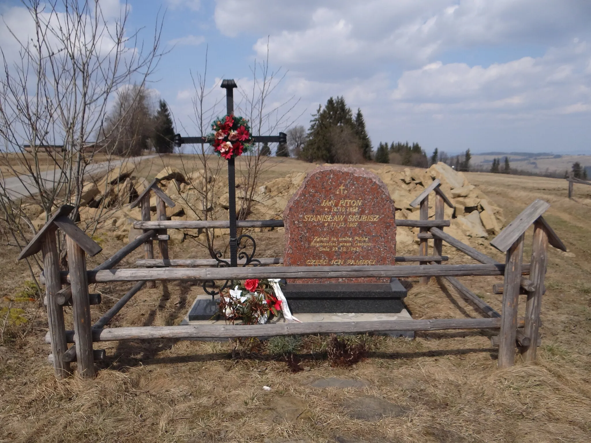 Photo showing: Gruszków Wierch. Tablica upamiętniająca pomordowanych przez hitlerowców