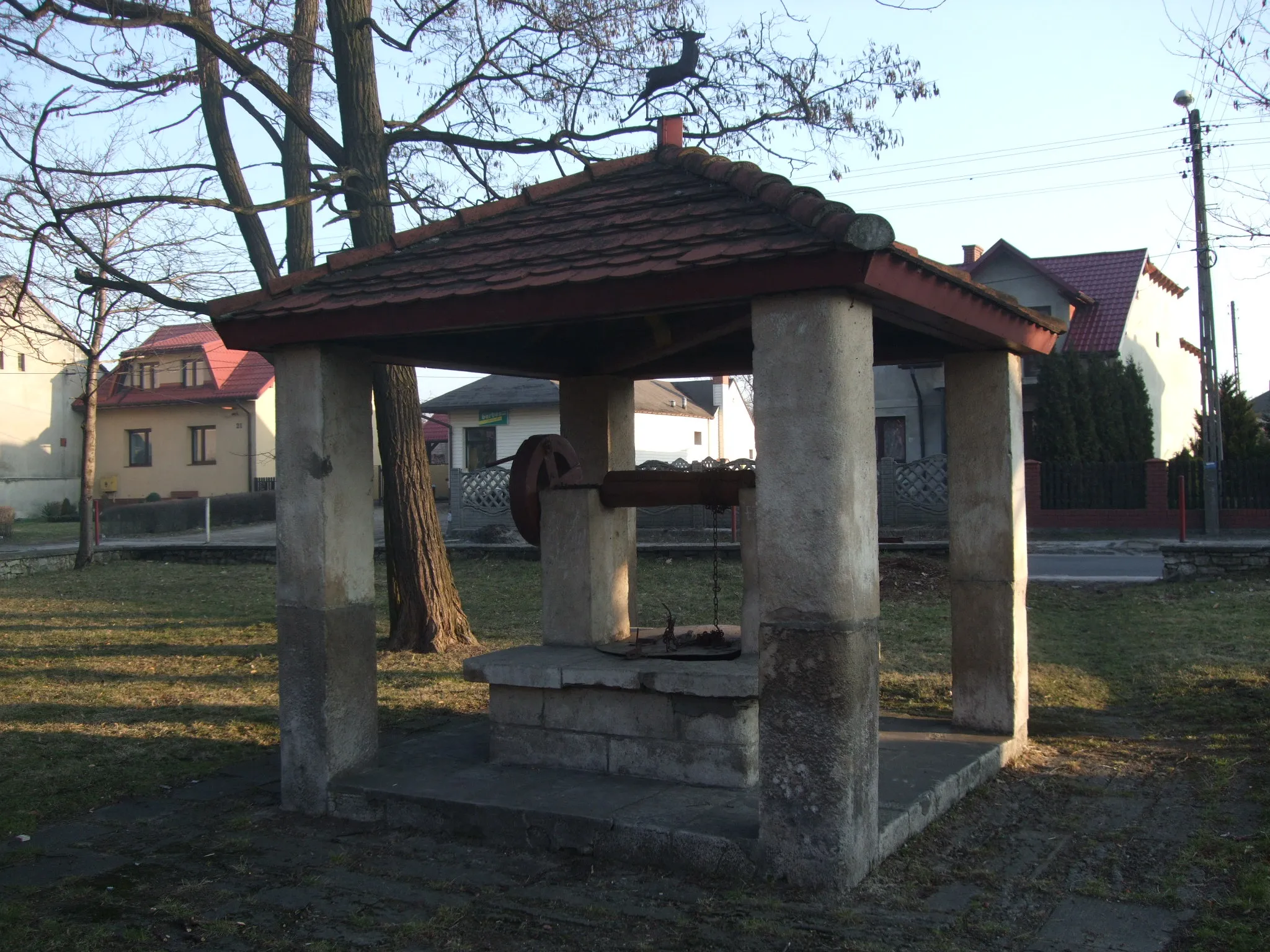 Photo showing: XVII-wieczna studnia w Jaworznie Jeleń.