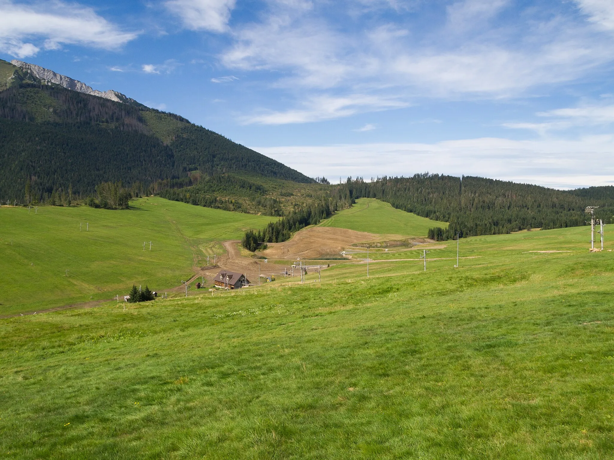 Photo showing: Ośrodek narciarski Średnica w Zdziarze, po prawej Wierch Średnica (Długi Wierch Podspadzki, 1129 m).