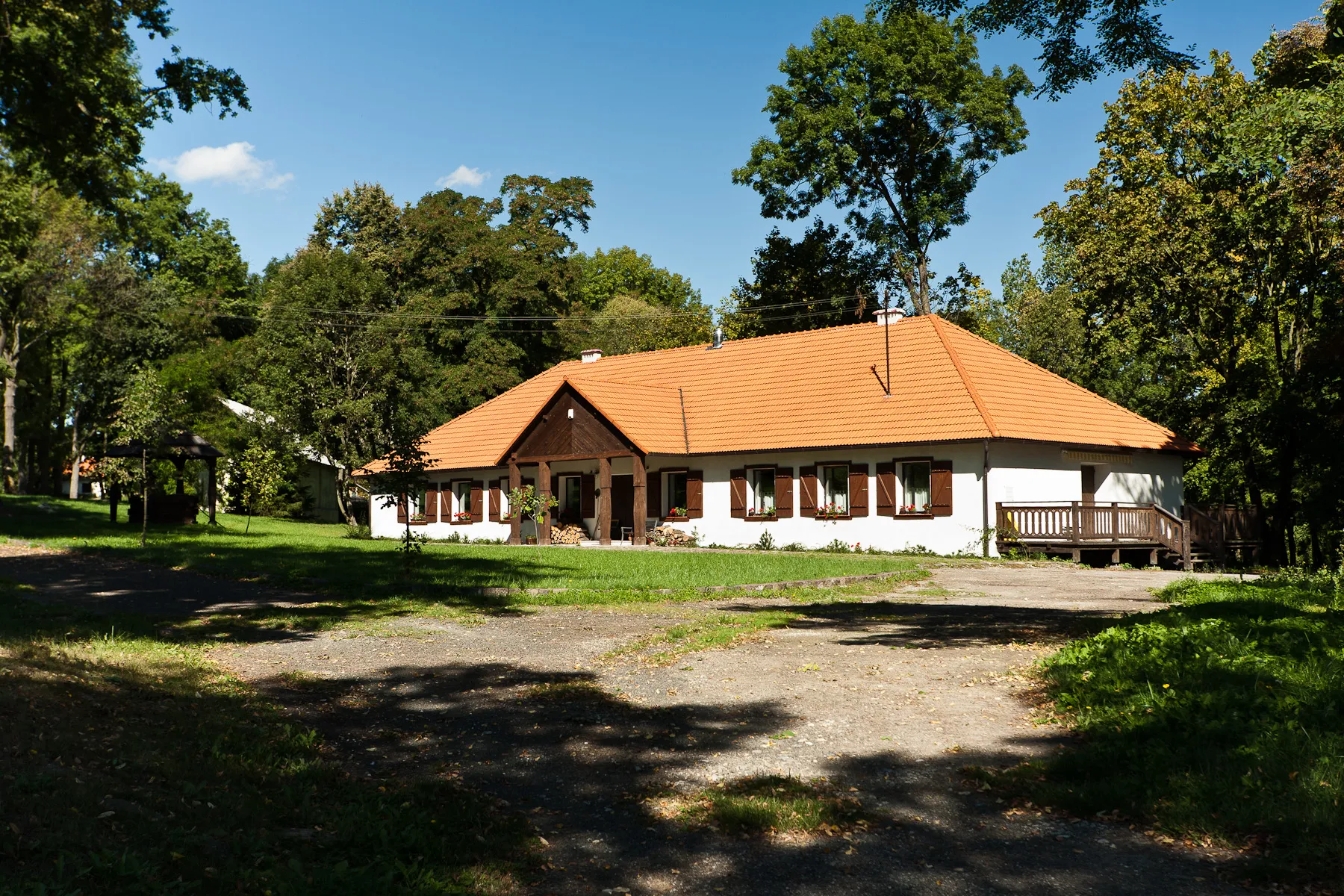 Photo showing: Ujazd - widok na dwór