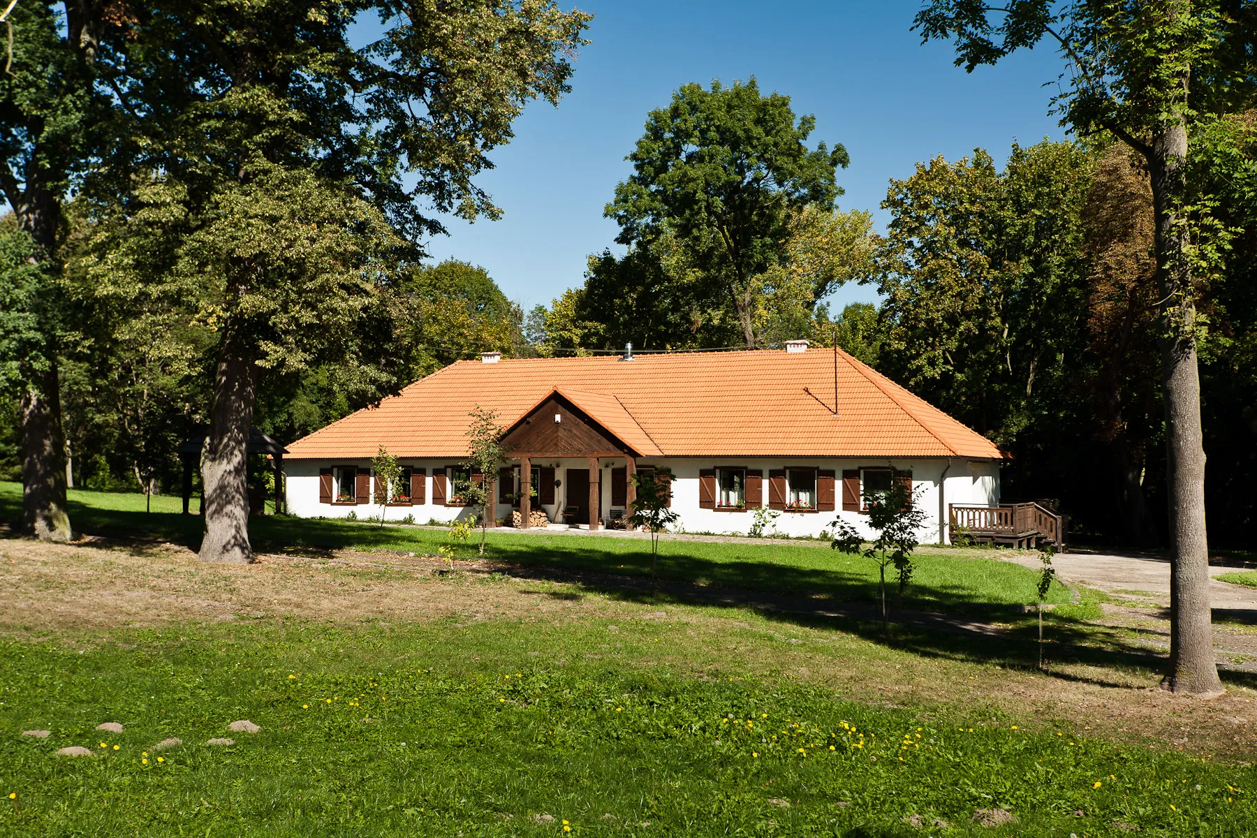Photo showing: Ujazd - widok na dwór