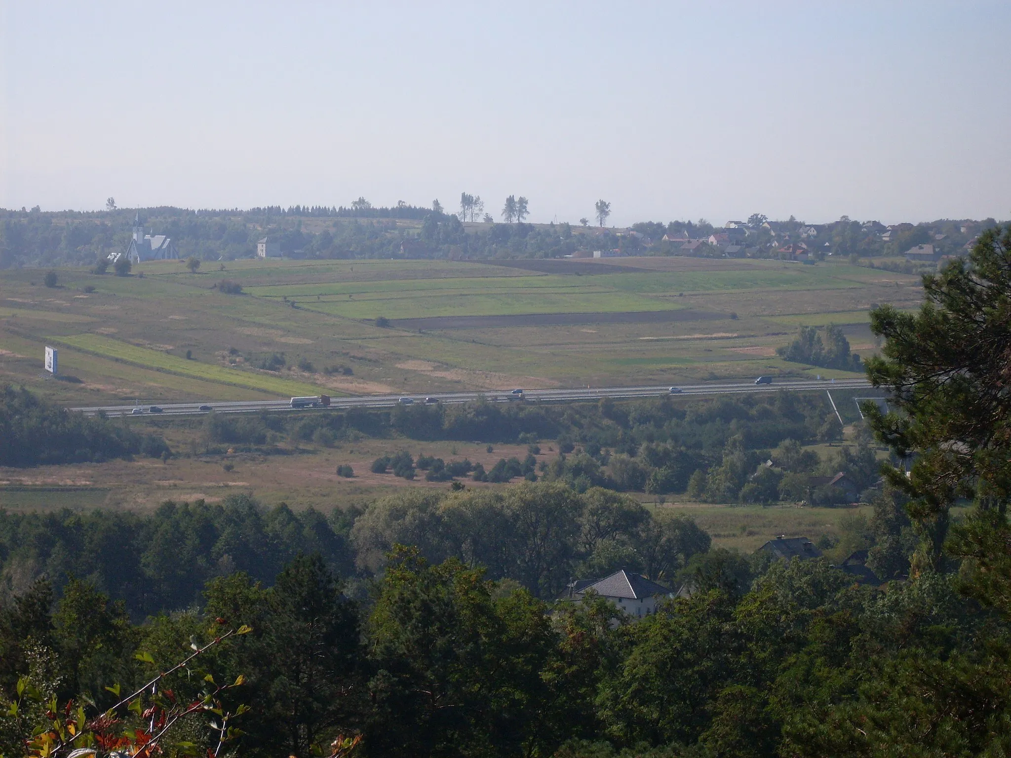 Photo showing: Widok na autostradę A4 i miejscowość Grojec z Zamku Tenczyn w Rudnie