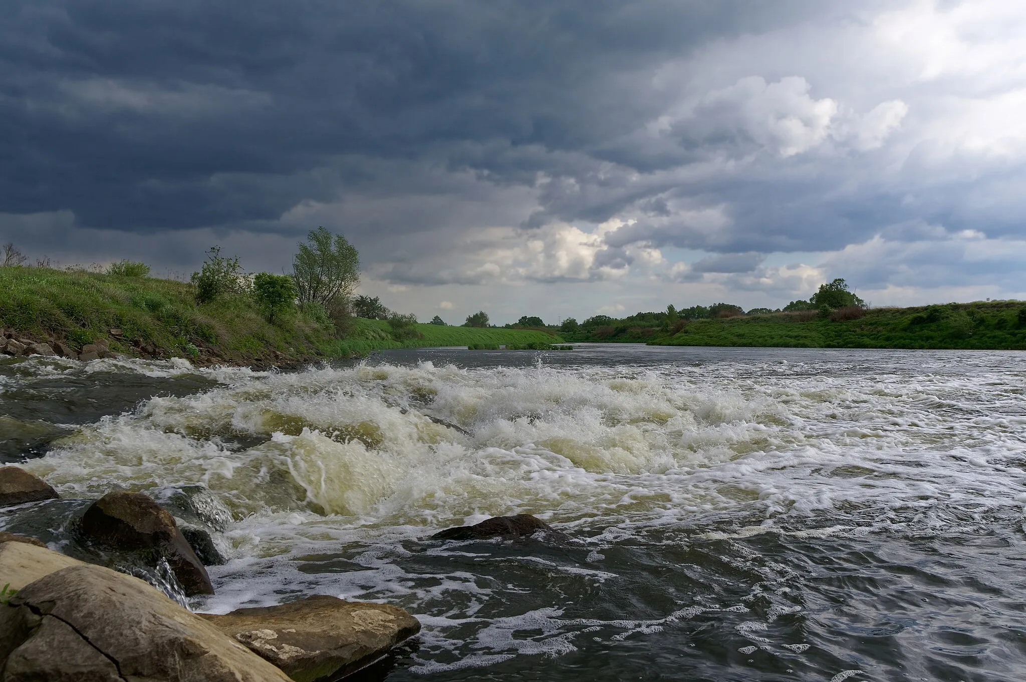 Photo showing: Vistula River below the Łączany hydroelectric power plant