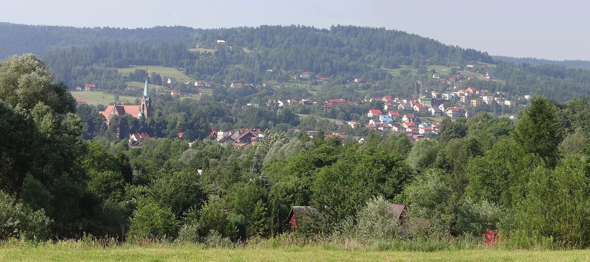 Photo showing: Sucha Beskidzka. Ogólny widok (panorama)od strony zachodniej