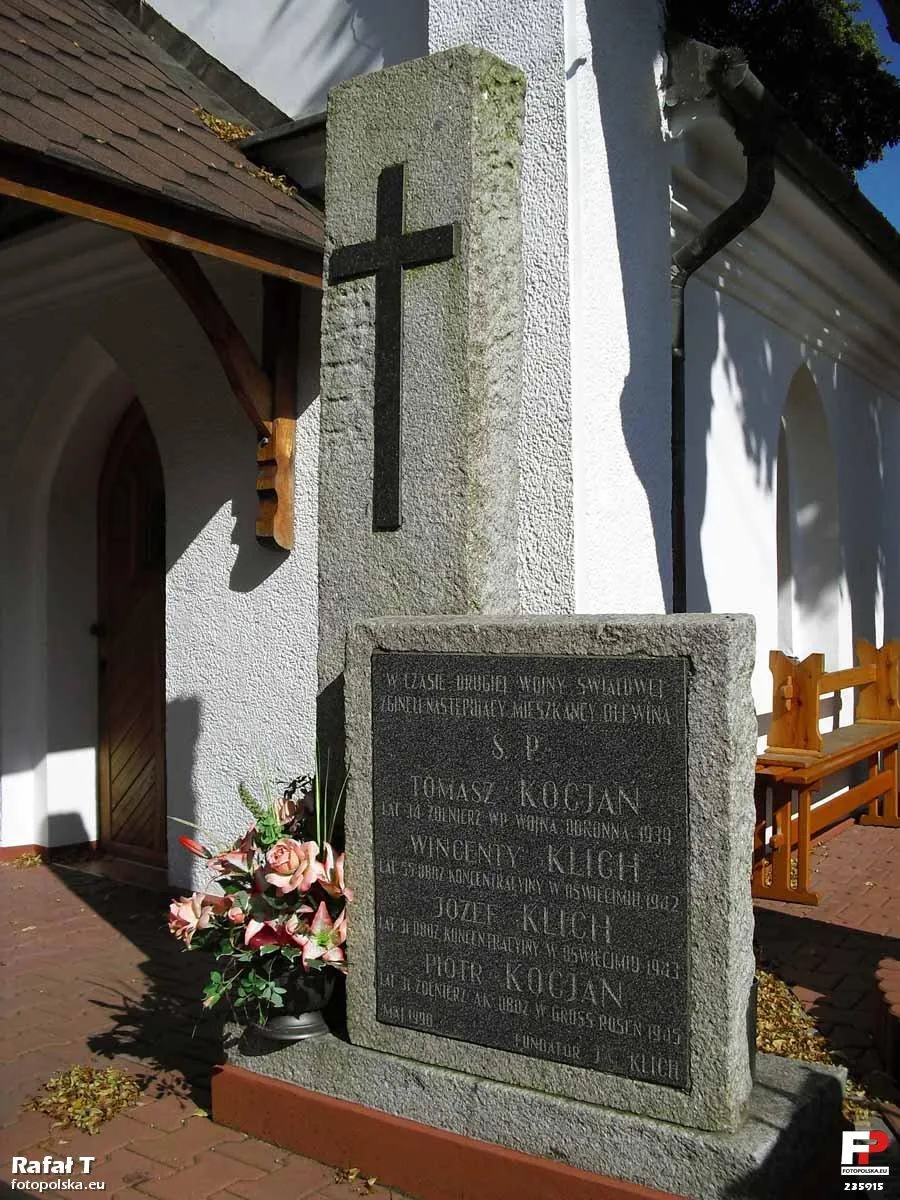Photo showing: Pomnik obok kaplicy upamiętniający mieszkańców Olewina poległych podczas II wojny światowej.