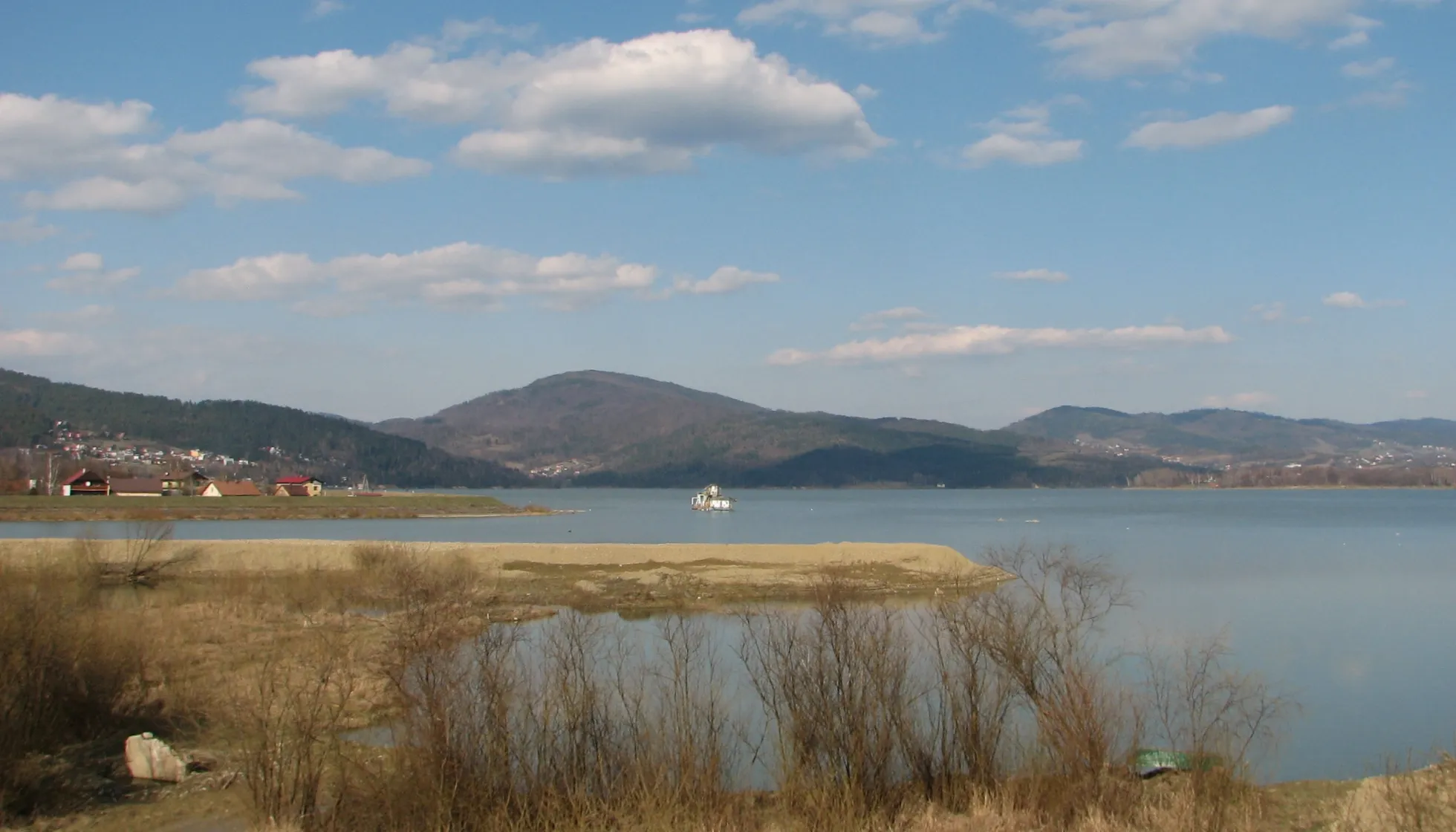 Photo showing: Jaworzyna (861 m n.p.m.) widziana nad Jeziorem Żywieckim