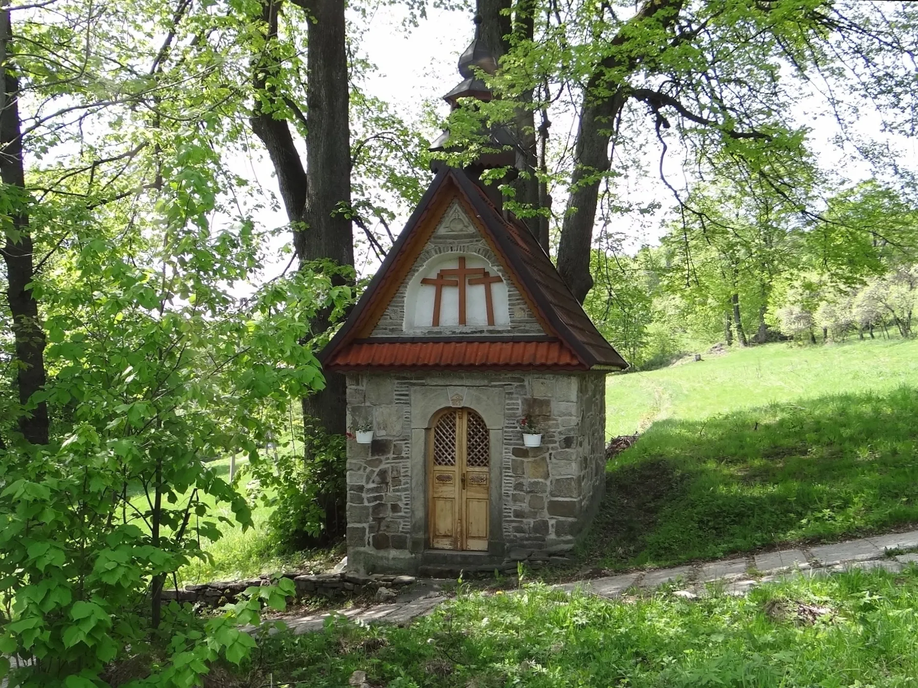 Photo showing: Kapliczka w Tokarni na osiedlu Jaworzyny pod Jaworzyńskim Wierchem