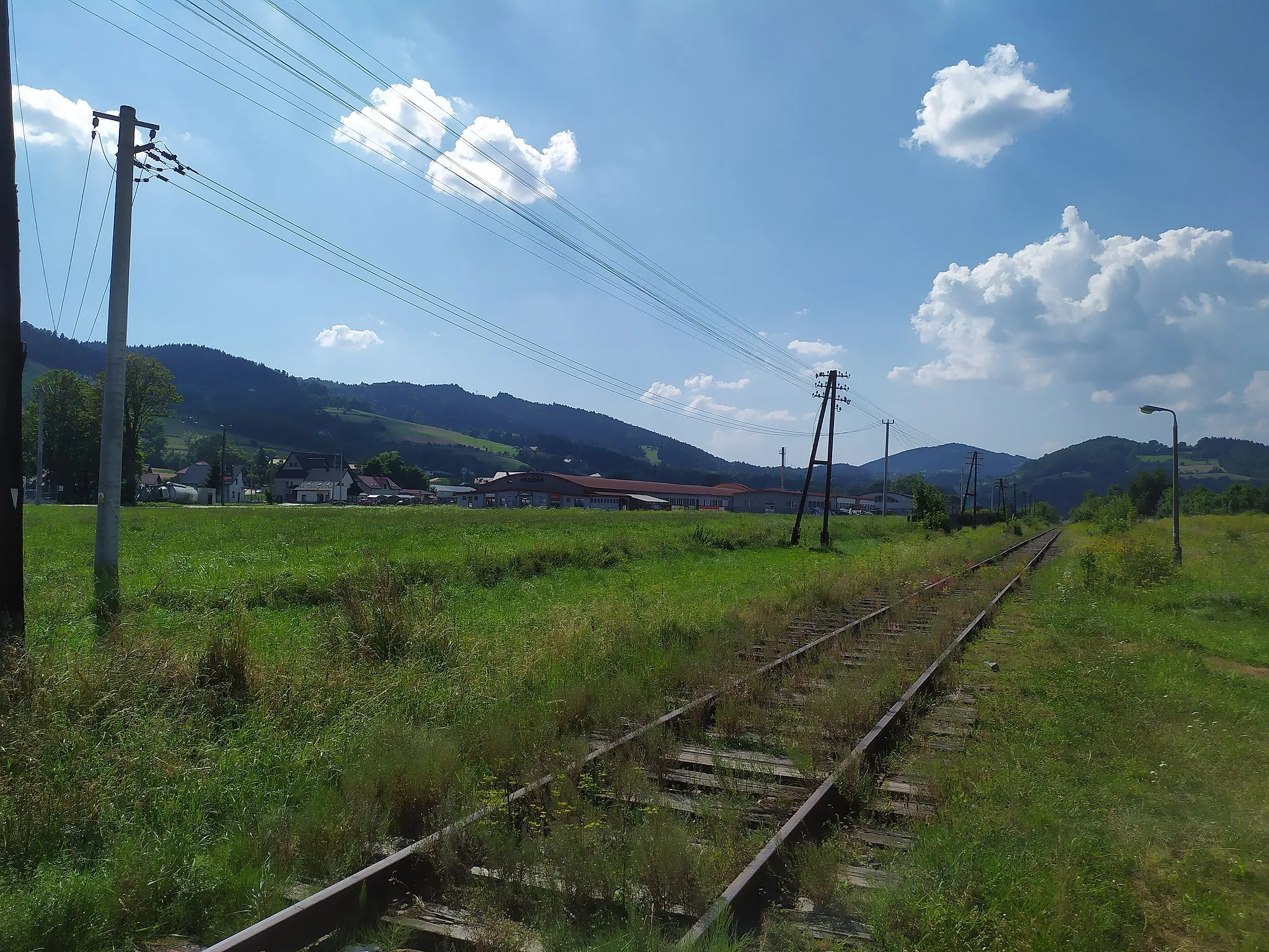 Photo showing: Przystanek kolejowy Łososina Górna w 2020 roku - widok w kierunku Mszany Dolnej