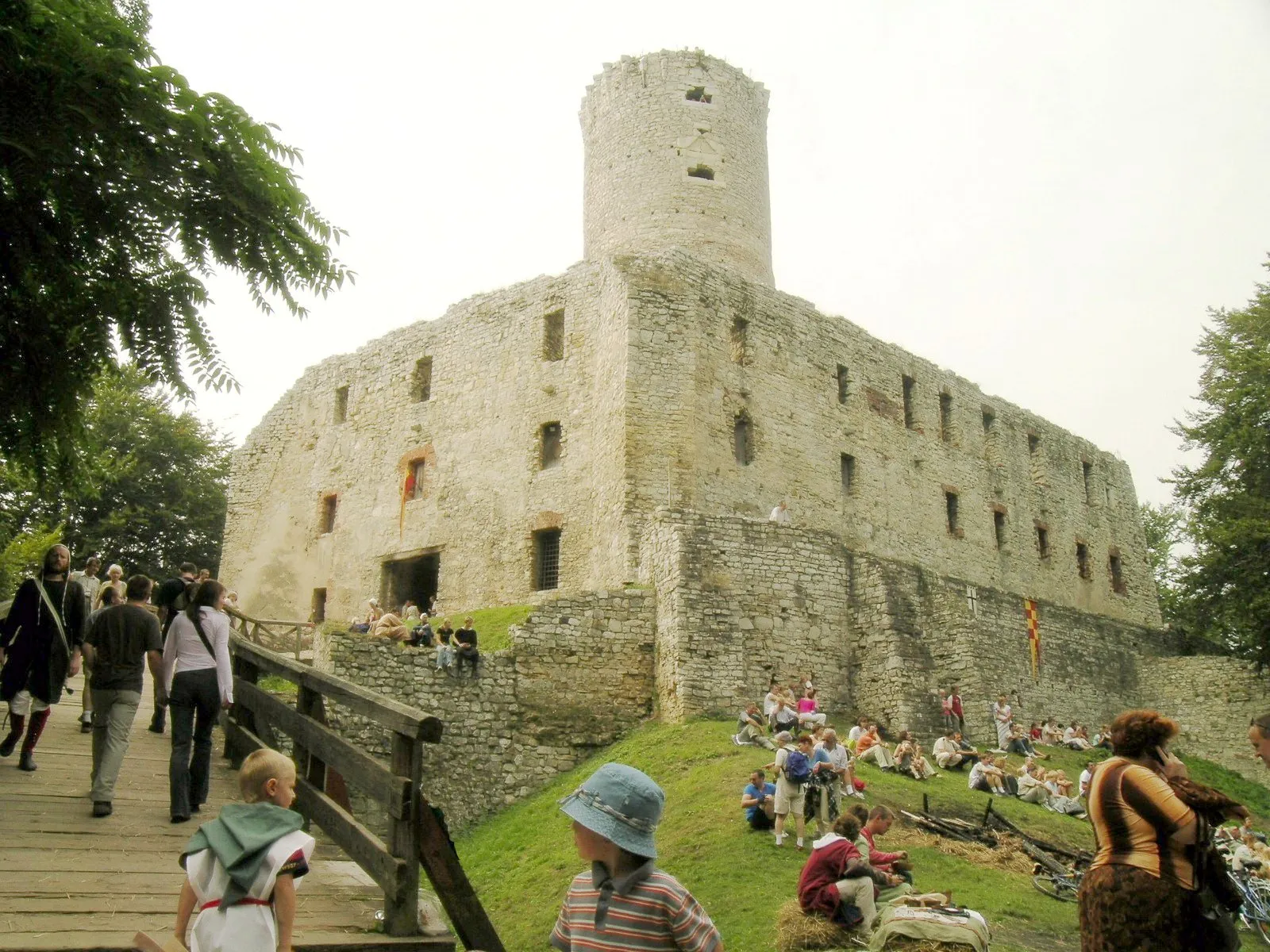 Photo showing: Ruins of castle Lipowiec in Babice, Poland, XIV century