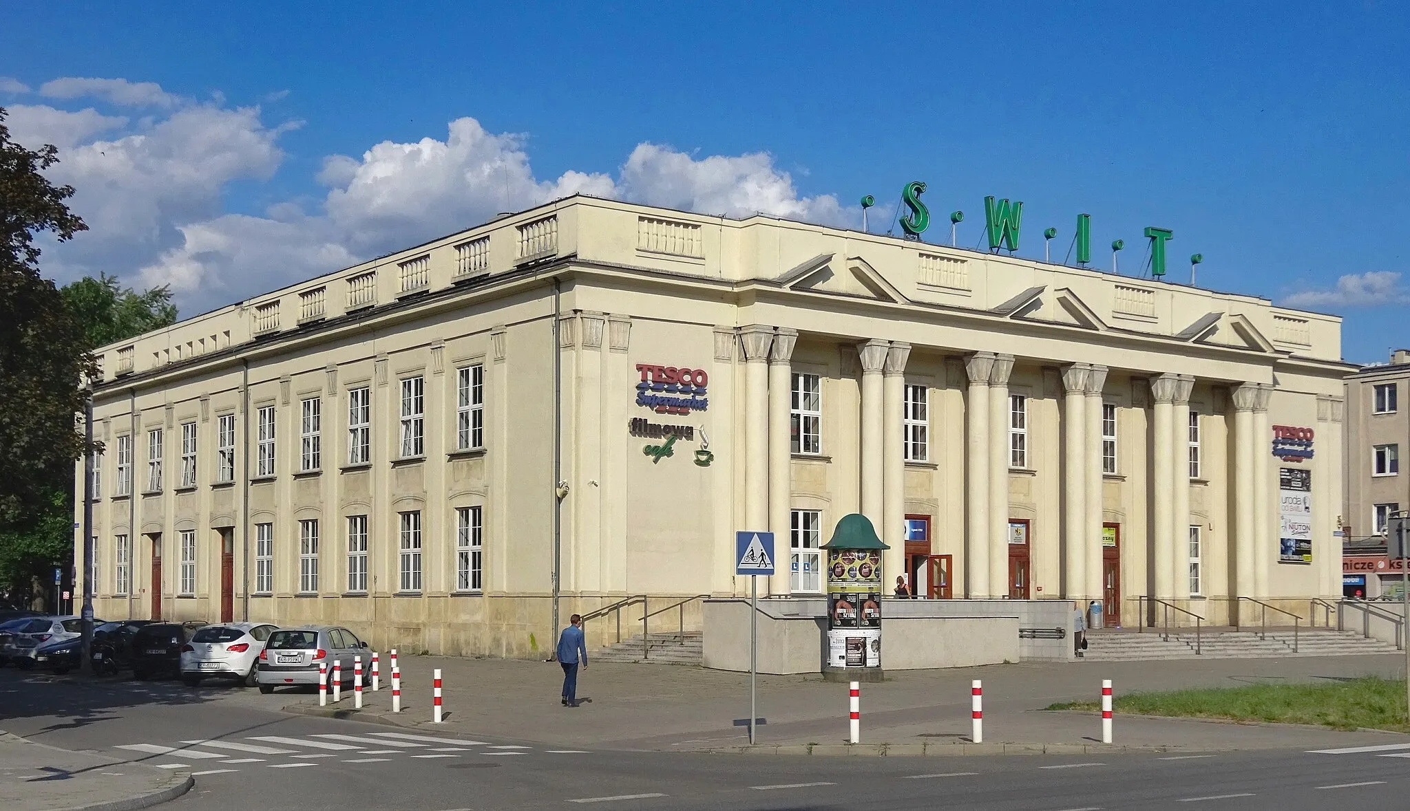 Photo showing: Kino Świt w Krakowie na osiedlu Teatralnym. Widok od zachodu, od al. gen. Andersa. 2019