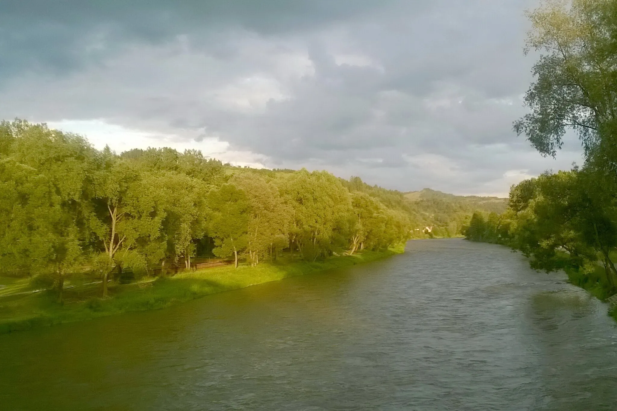 Photo showing: Dunajec w Krościenku. Trochę deszczu, trochę słońca. Zdjęcie zrobione z mostu.
