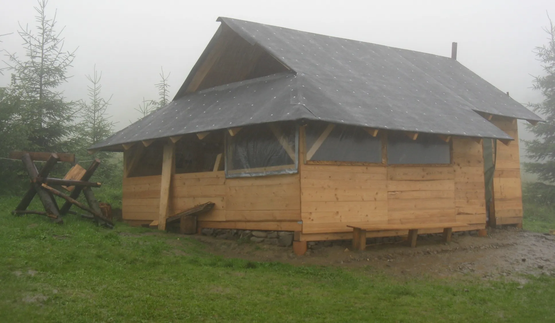 Photo showing: shed of student's tent base "Głuchaczki" in Żywiec Beskids
build in 2008 to relieve old destroyed shed