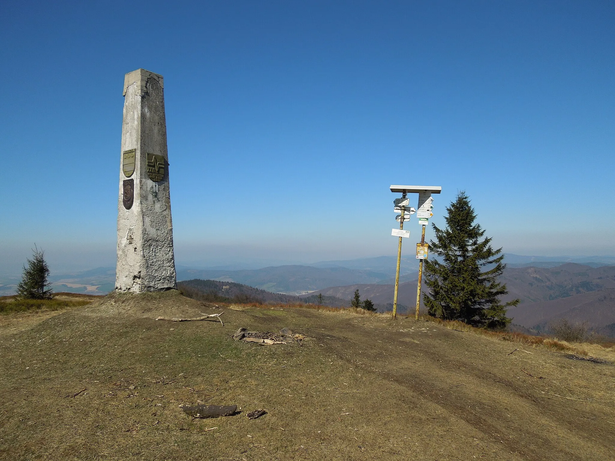 Photo showing: Vrchol Minčola s pylónom a turistickým smerovníkom