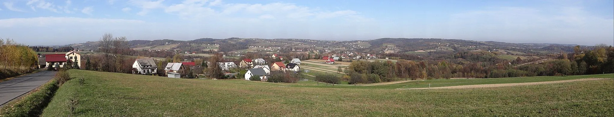 Photo showing: Na dole panoramy Wola Nieszkowska, na wzgórzach u góry Nieszkowice Wielkie i Zawada