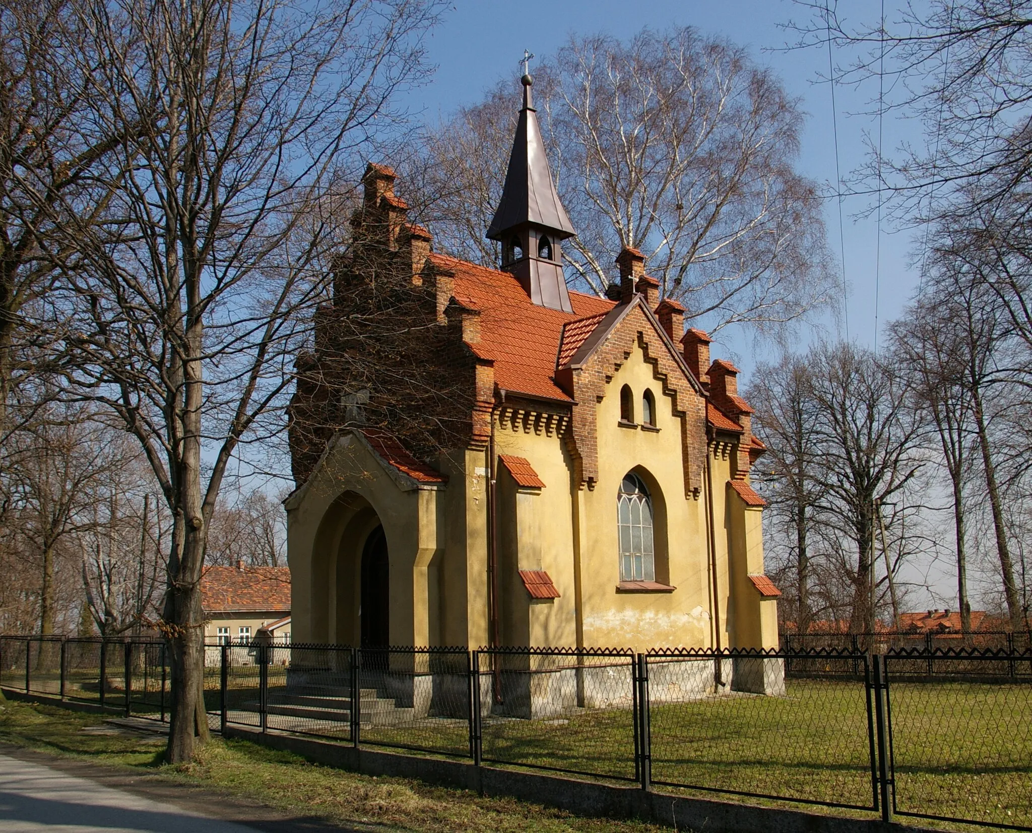 Photo showing: Gothic Revival chapel in Chorowice, Poland