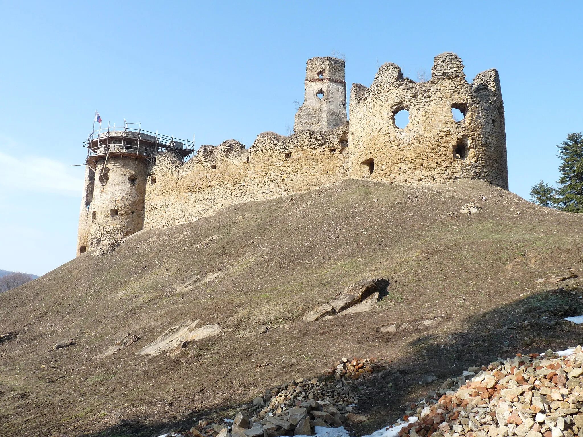 Photo showing: Pohľad od brány na horný hrad