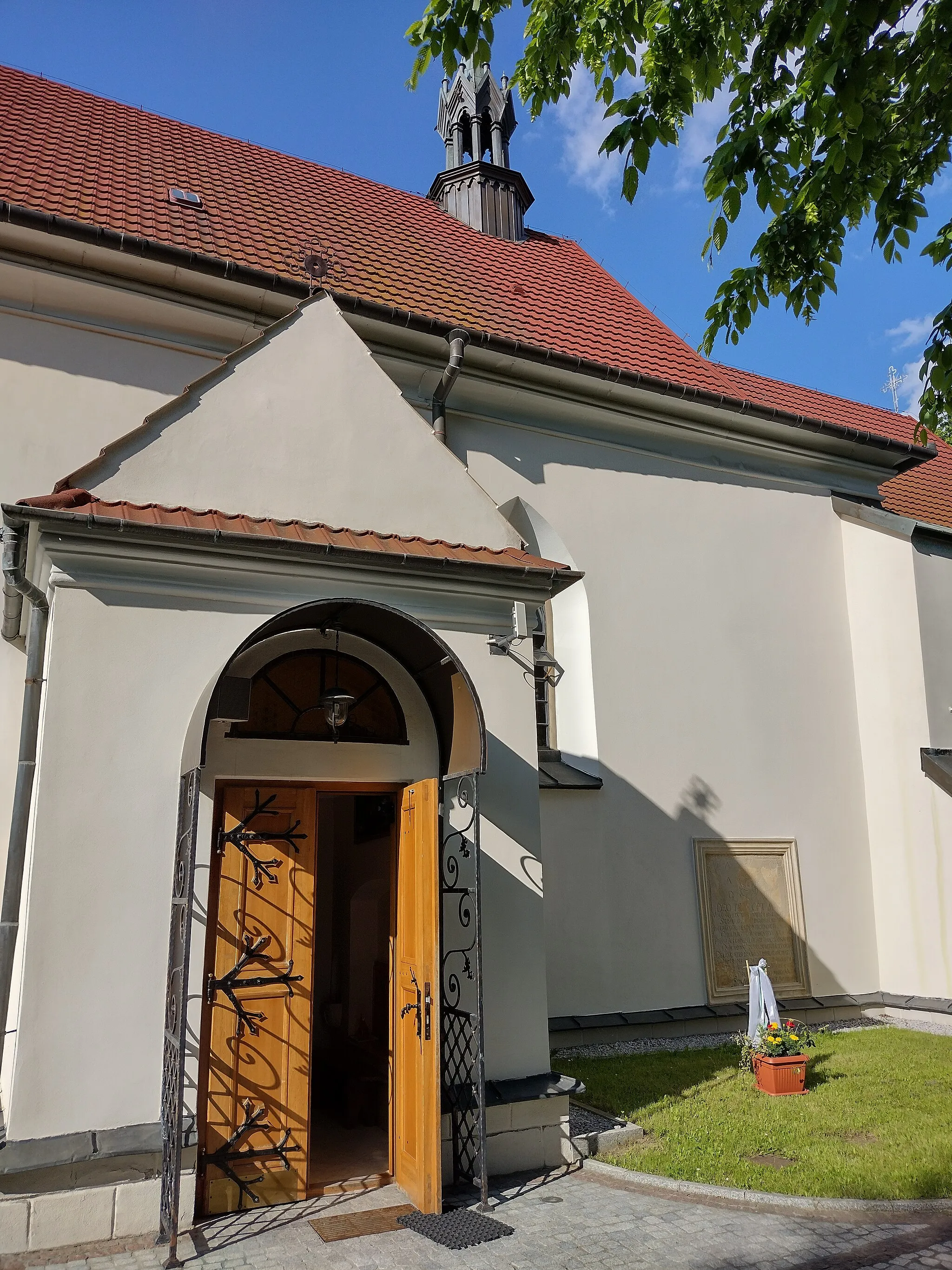 Photo showing: Side entry of Assumption of the Blessed Virgin Mary church in Jasień