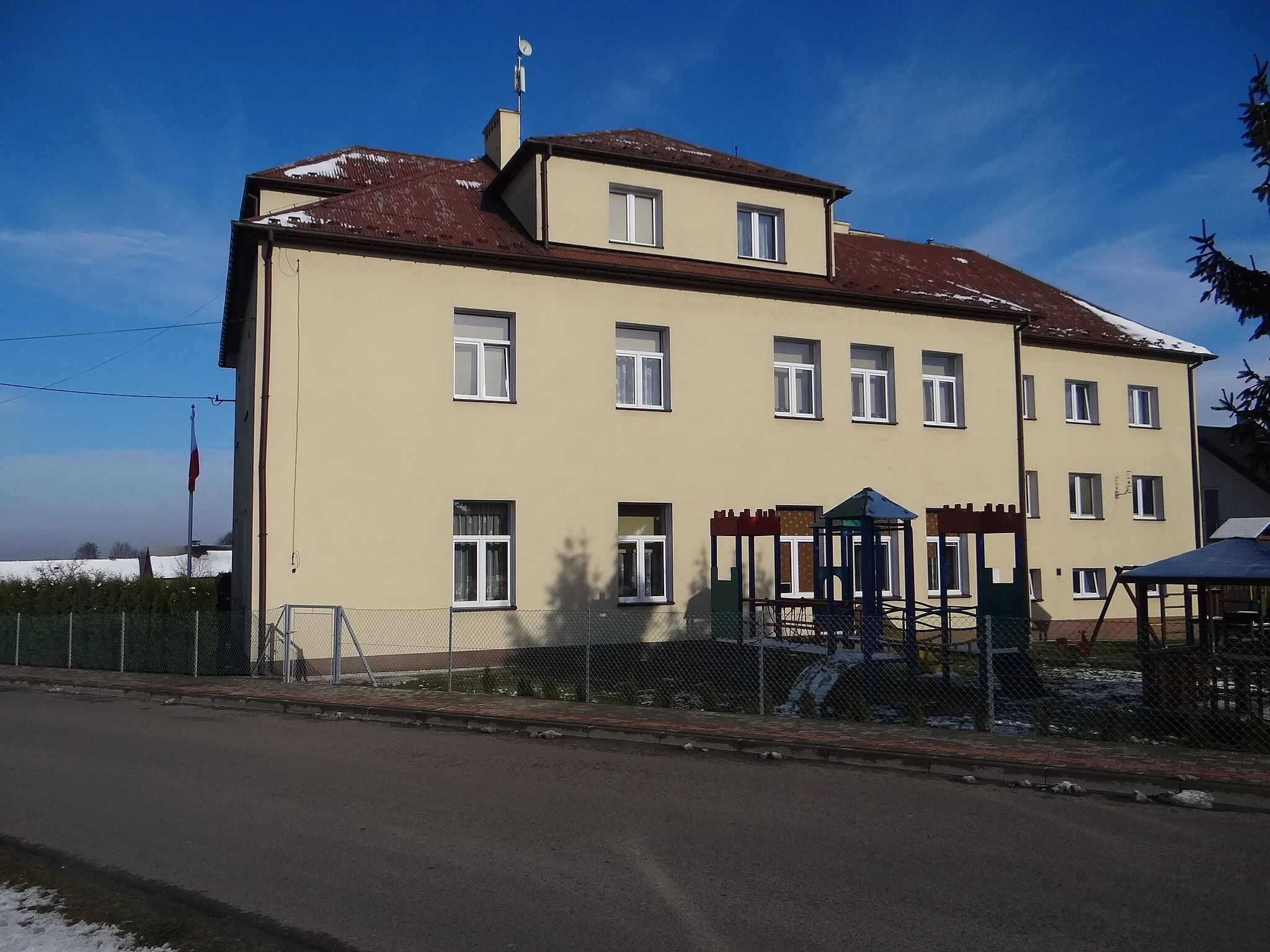 Photo showing: Szkoła w Biadolinach Szlacheckich