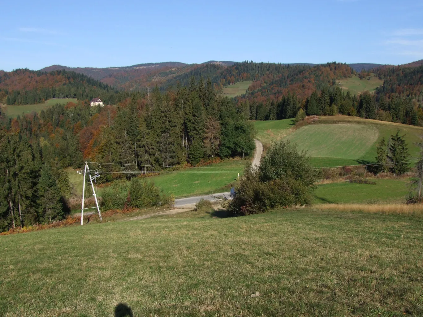 Photo showing: Przełęcz Knurowska (Gorce). U góry Wysznia i Kiczora.