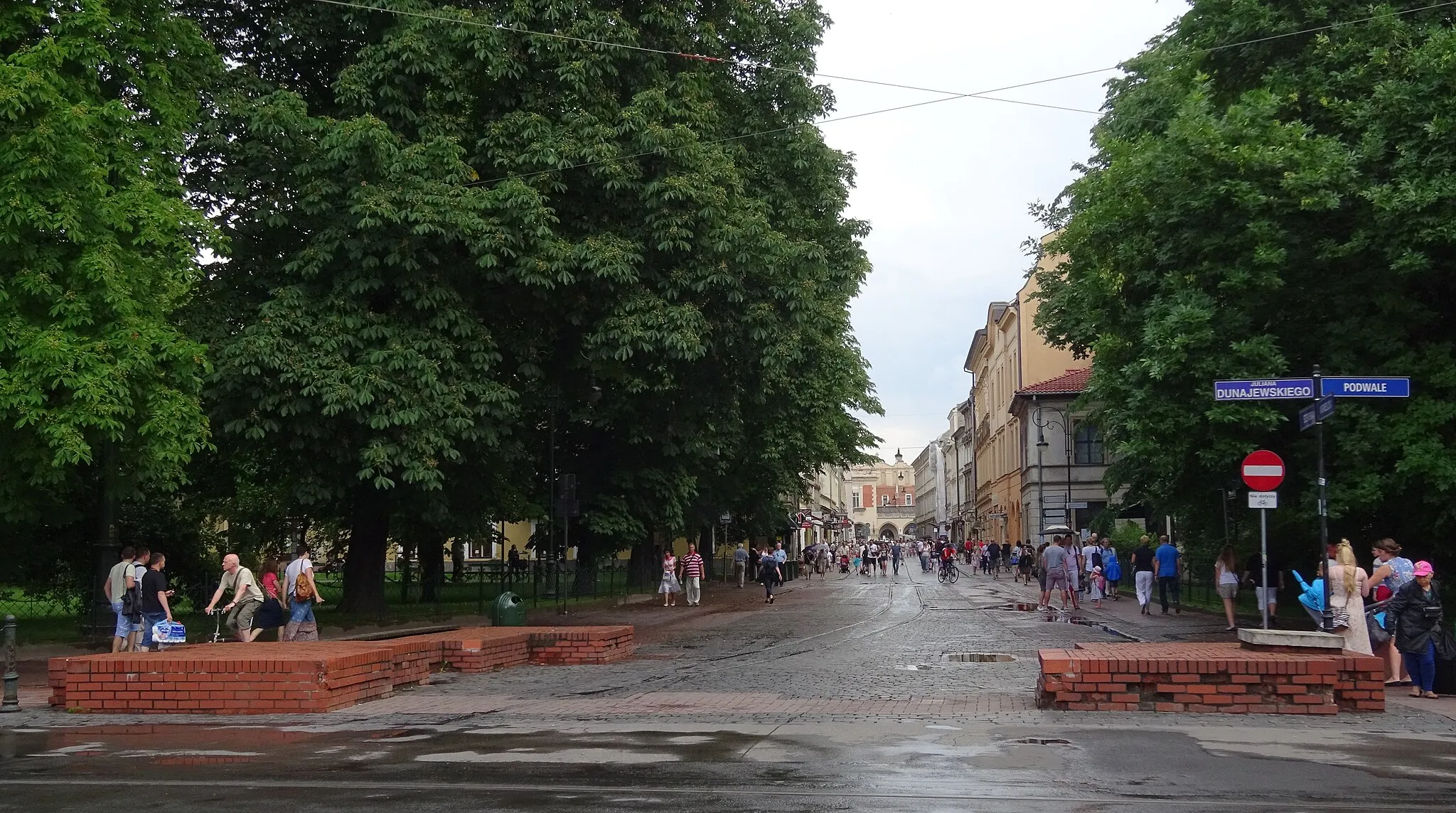 Photo showing: Lokalizacja dawnej Bramy Szewskiej w Krakowie u wylotu ul. Szewskiej. Widoczne zrekonstruowane przyziemie przedbramia.