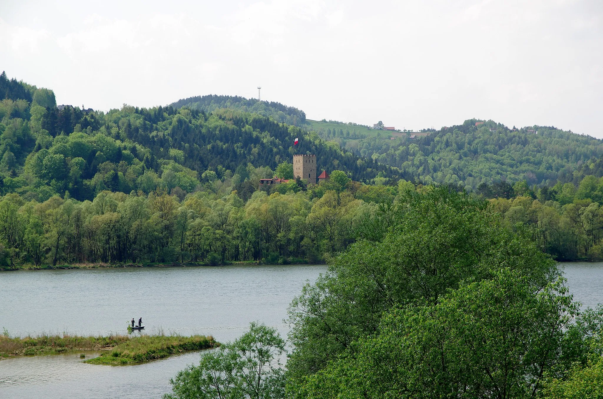 Photo showing: Czchów Lake and Tropsztyn Castle
