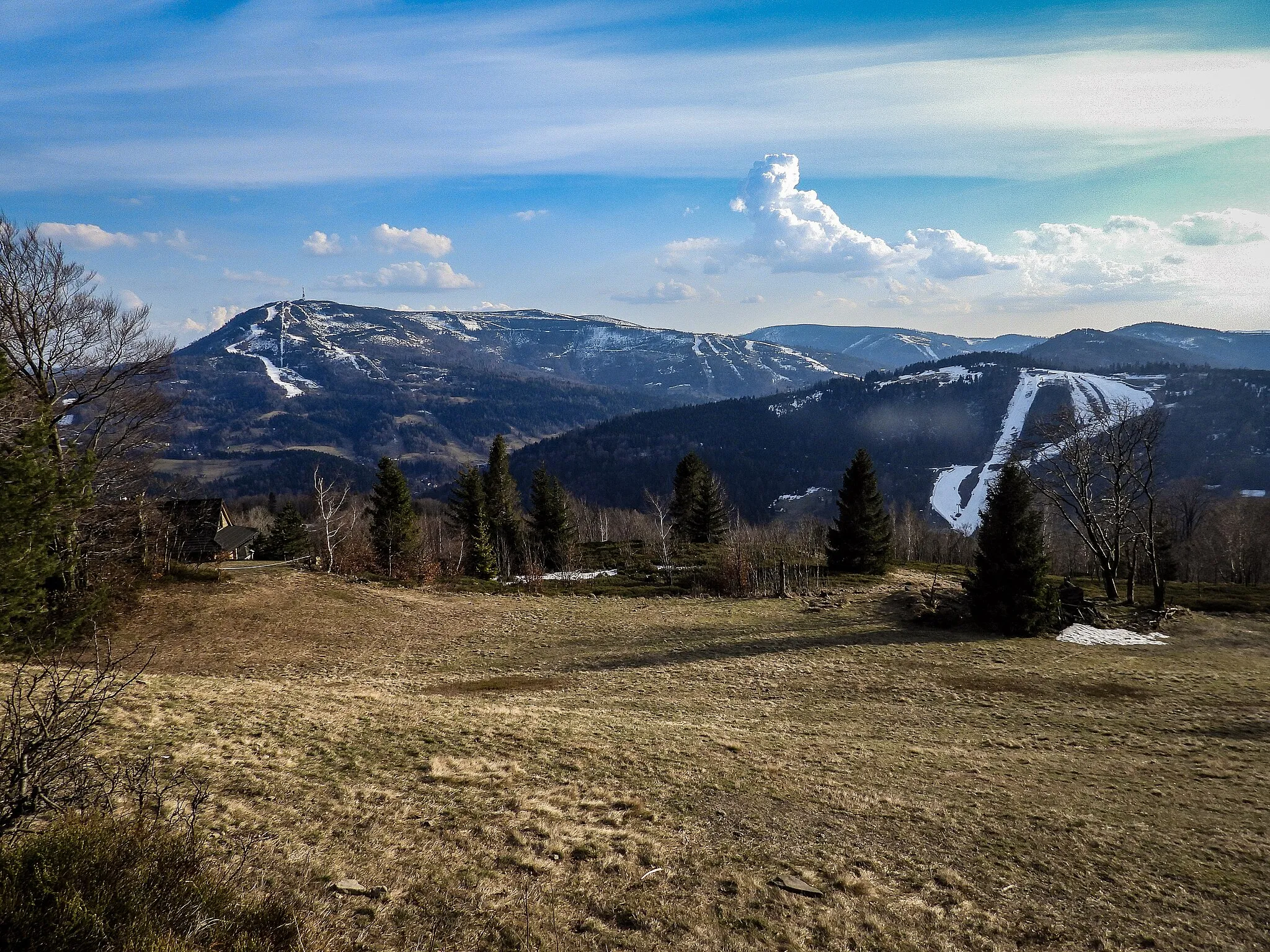 Photo showing: Widok z osiedla Podmagura w kierunku Południowym. Od lewej na drugim planie Skrzyczne (szczyt z wieżą), Małe Skrzyczne, Kopa Skrzyczeńska. Na trzecim planie Malinów i Biały Krzyż Na pierwszym planie Beskid, Hurca i Kotarz