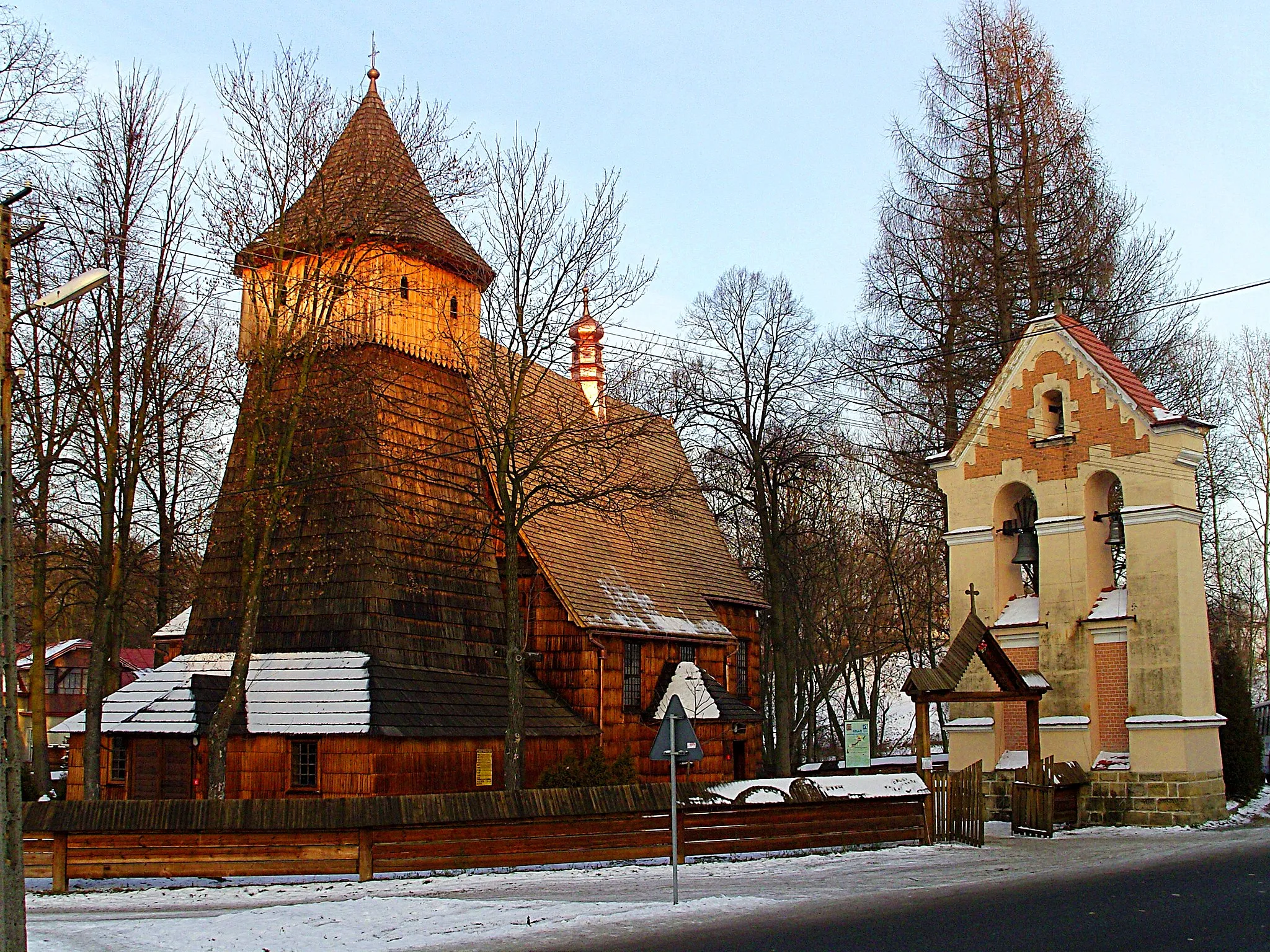 Photo showing: St. Michael Archangel Church in Binarowa from circa 1500