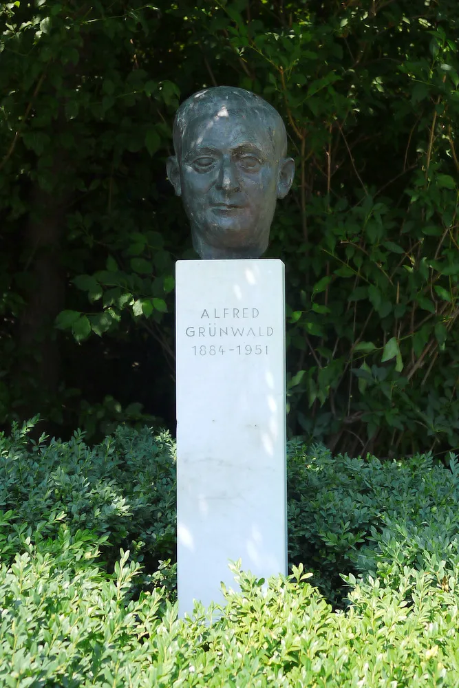 Photo showing: Alfred Grünwald