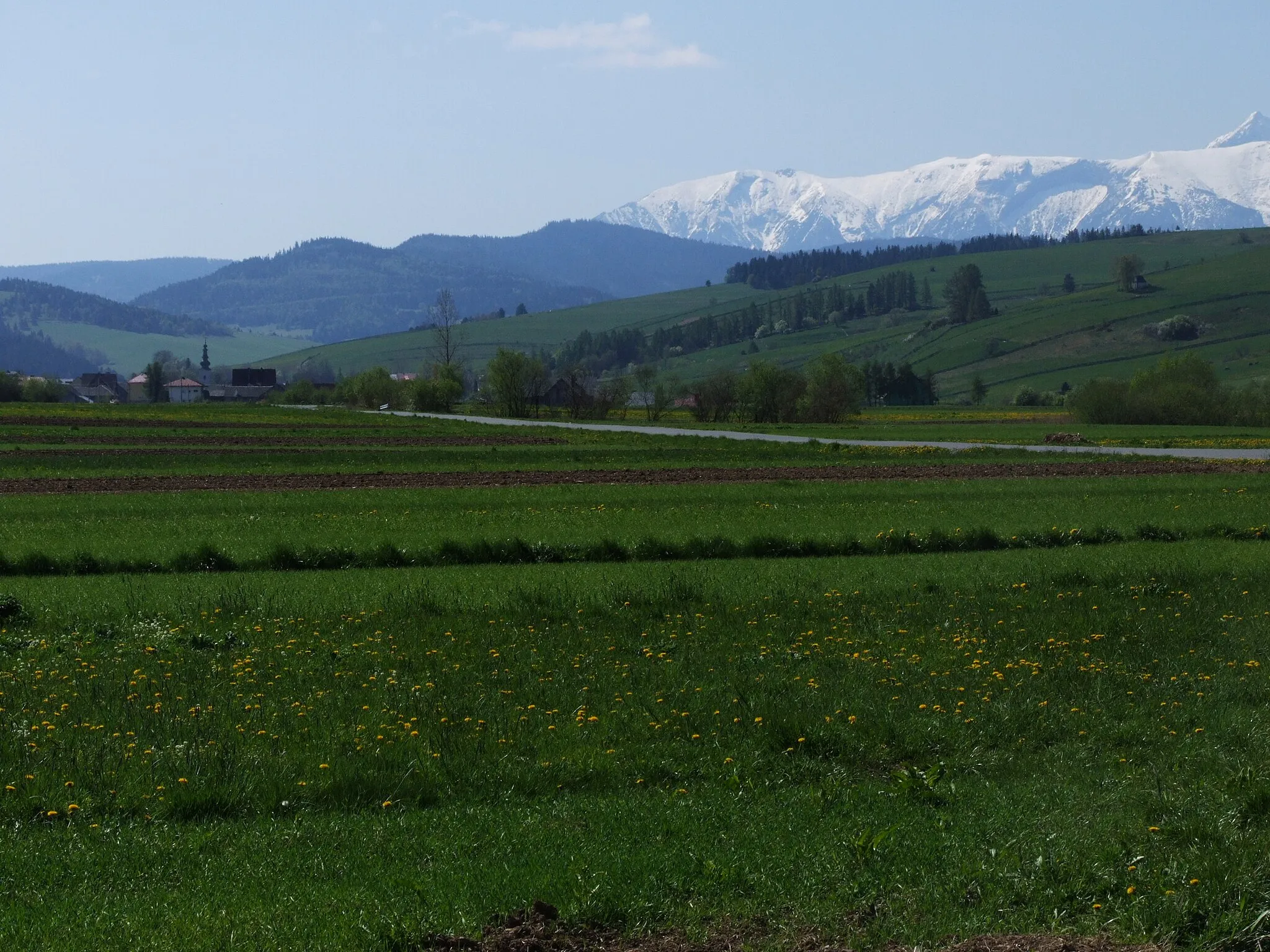 Photo showing: Widok z Niedzicy w stronę Kacwina na Zamagurze i Tatry Bielskie