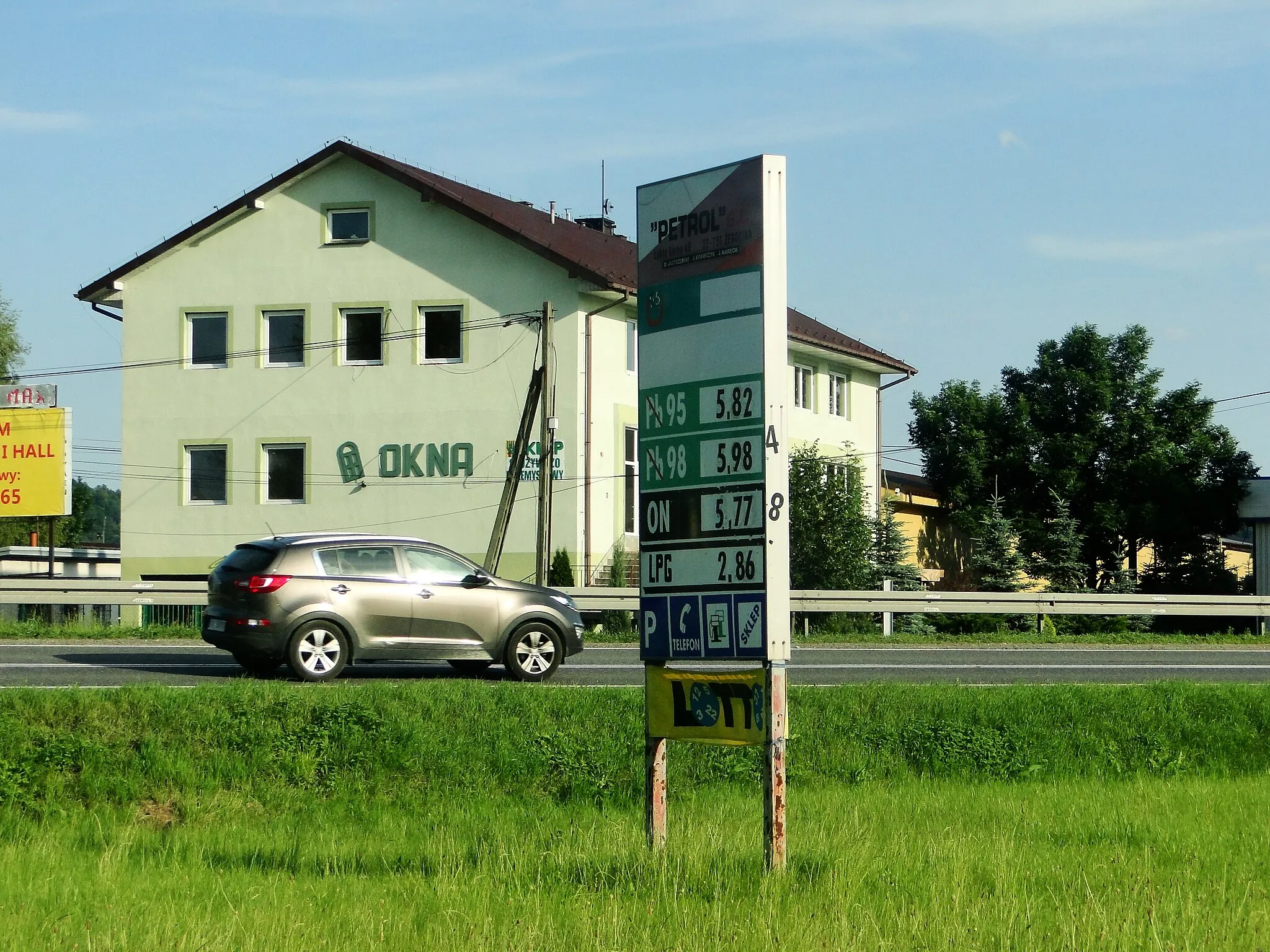 Photo showing: Polish National Road 75 seen from petrol station in Czchów