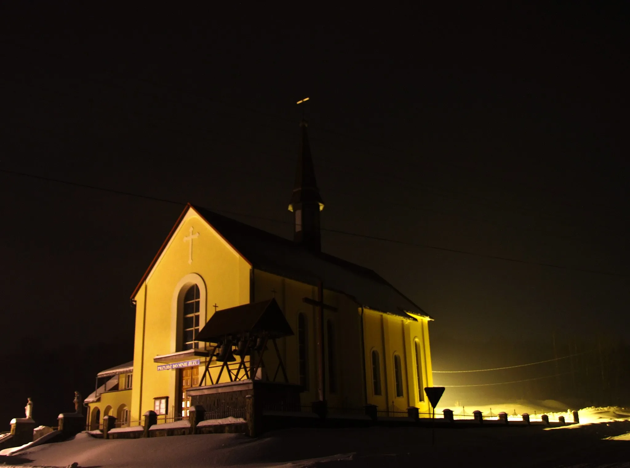 Photo showing: Kościół w Kierlikówce nocą