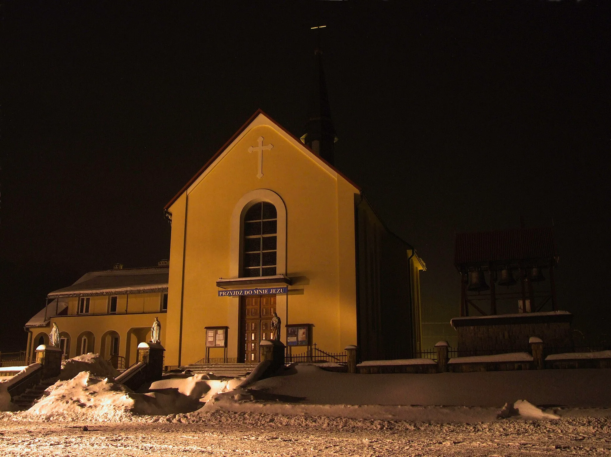 Photo showing: Kościół w Kierlikówce nocą