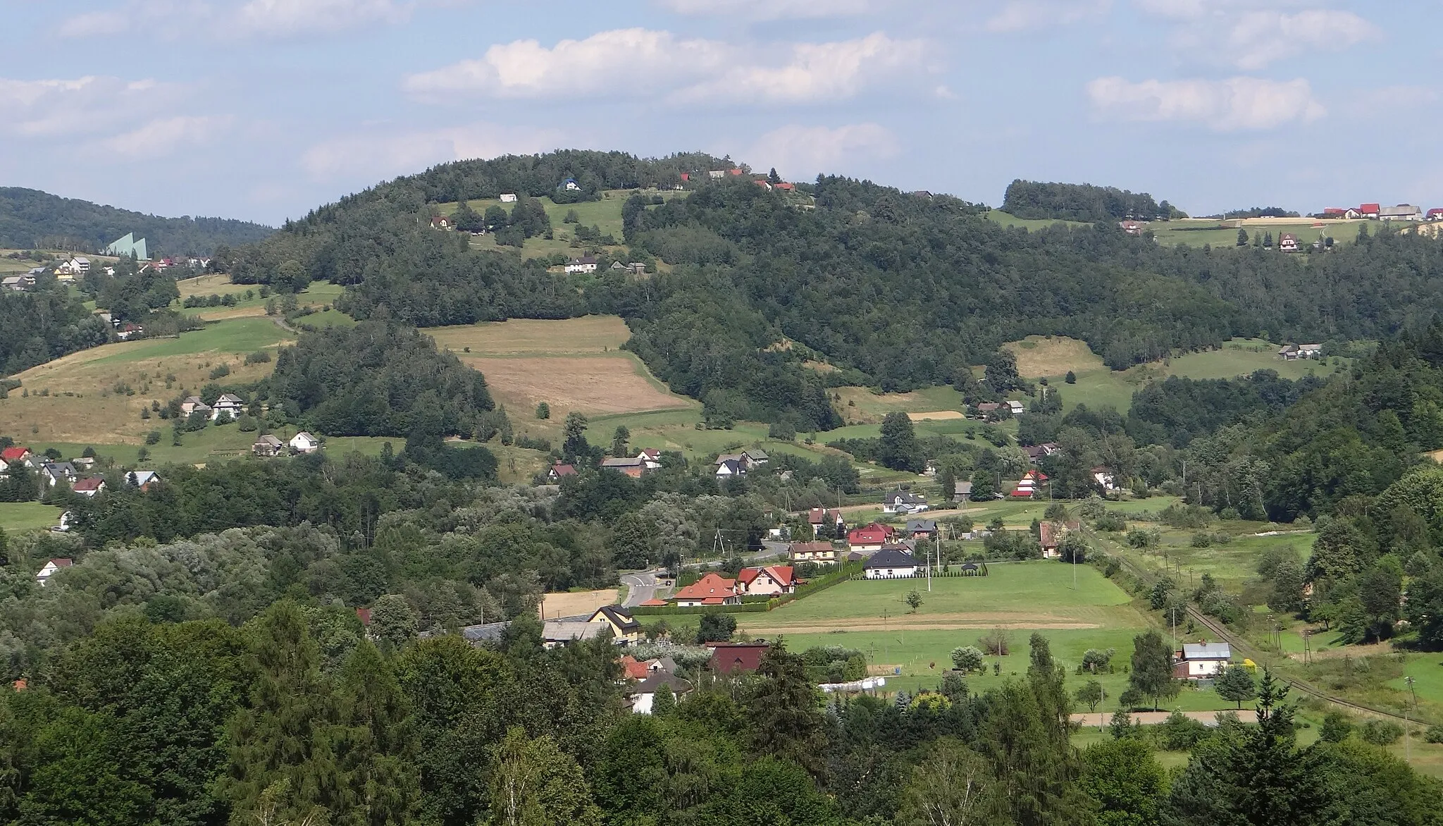Photo showing: Widok od południa na Walową Górę. W tyle kościół w Pasierbcu, w dole Piekiełko