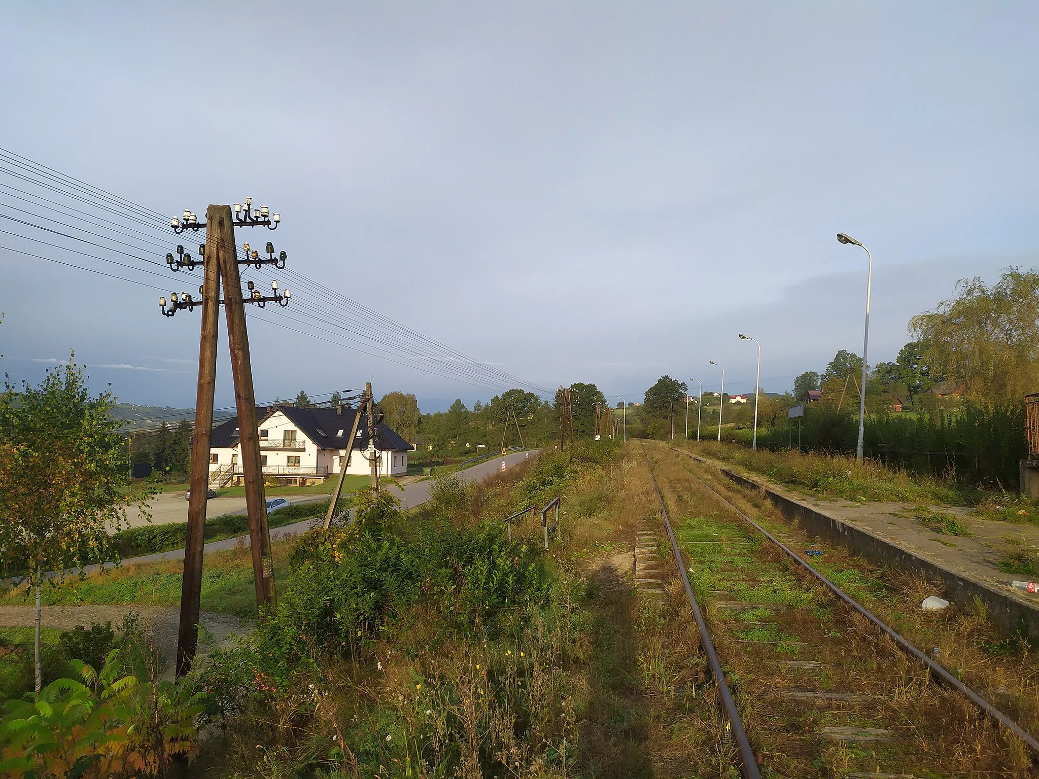 Photo showing: Przystanek kolejowy Chomranice - widok w kierunku Limanowej (2020)