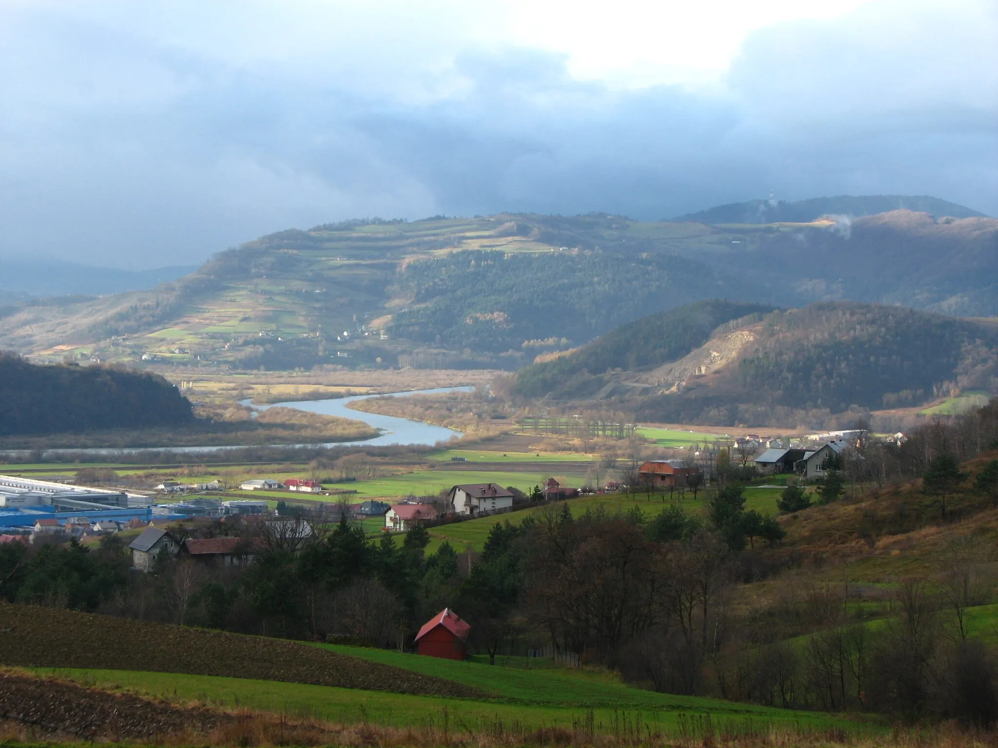 Photo showing: Przełom rzeki Dunajec między masywami: Białowodzkiej Góry (na wprost) i Kurowskiej Góry (niższa-po prawej). Widok znad wsi Wielogłowy.