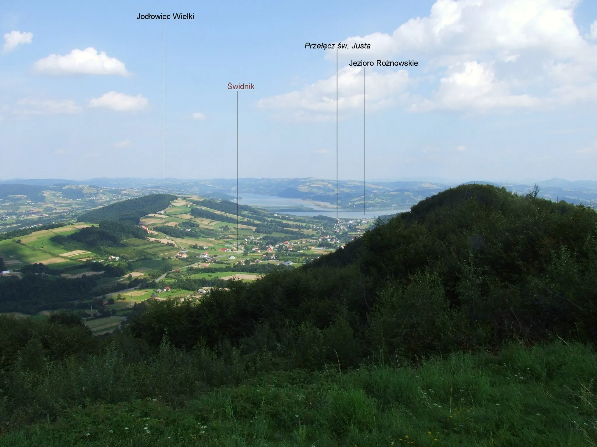 Photo showing: Widok  spod Babiej Góry na Jodłowiec Wielki (na środku), miejscowość Świdnik i Jezioro Rożnowskie