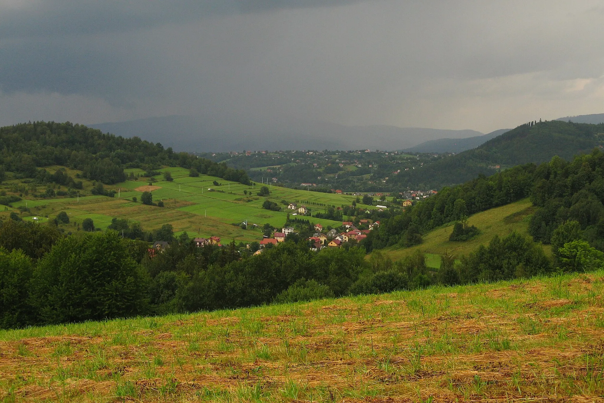 Photo showing: widok na Świnną, za nią Żywiec (Kocurów) z ul. Pielgrzymów w Świnnej, z lewej Tokarka, w głębi za chmurami szczyty Beskidu Małego