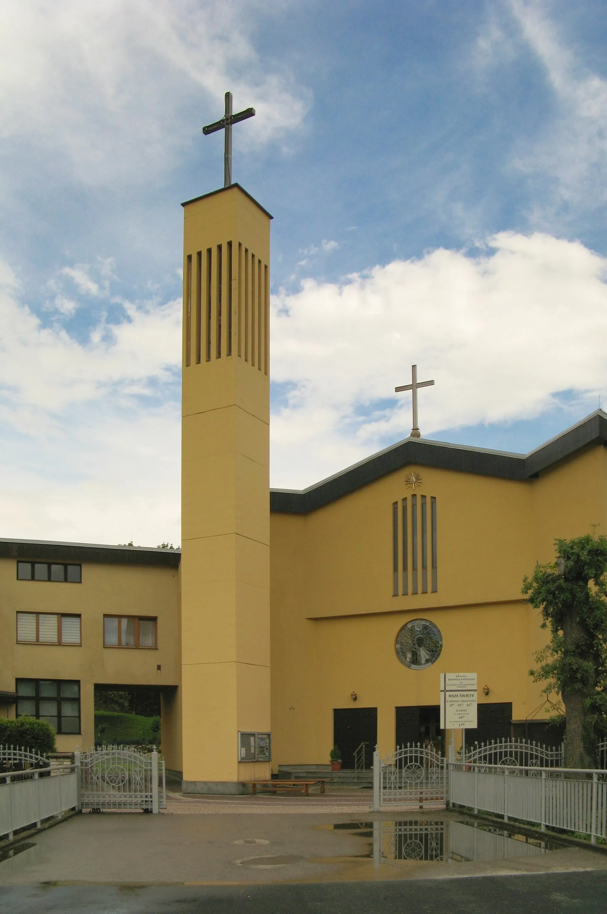 Photo showing: kościół Matki Bożej Nieustającej Pomocy w Świnnej, widok z zachodu, z ul. Wspólnej