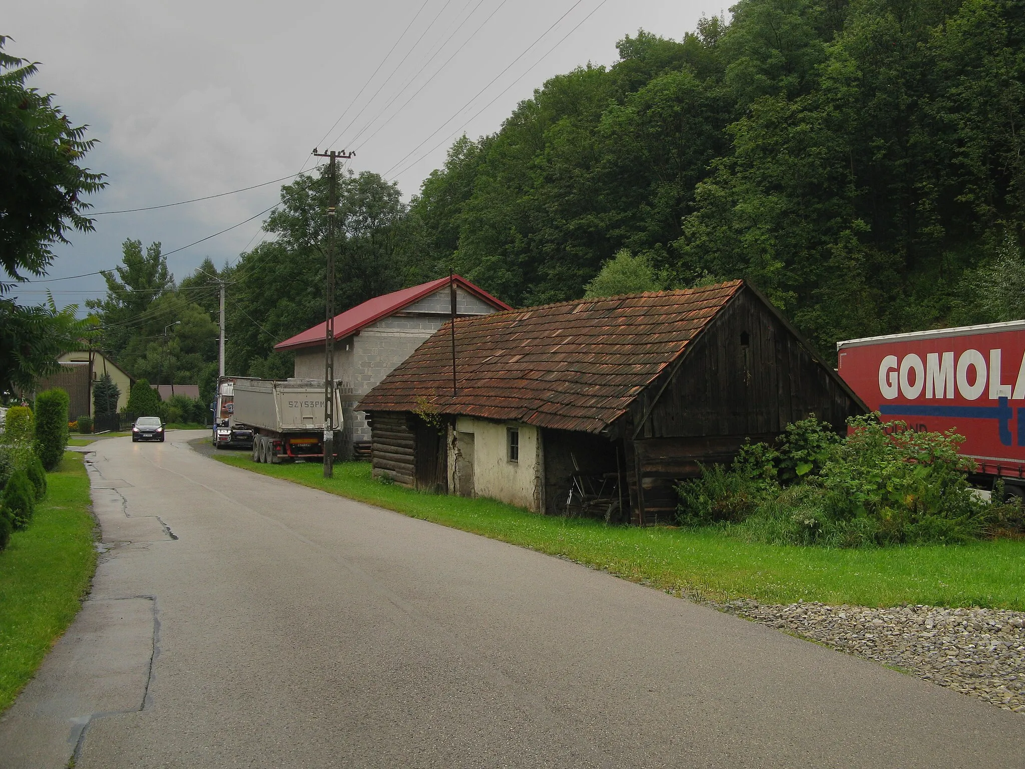 Photo showing: ul. Wspólna w Świnnej, stara stodoła przy numerze 91 (za stodołą z lewej)