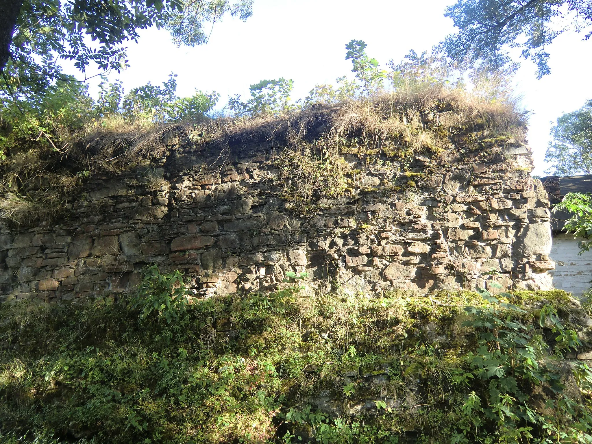 Photo showing: Dawny piec hutniczy, kamienny zachowany w ruinie
Ślemień, Ślemień