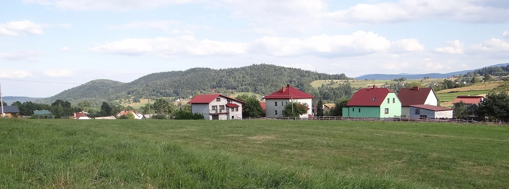 Photo showing: Miejscowość Kocoń i widok na Matysiaków Groń (z niebieskiego szlaku w Beskid Mały)