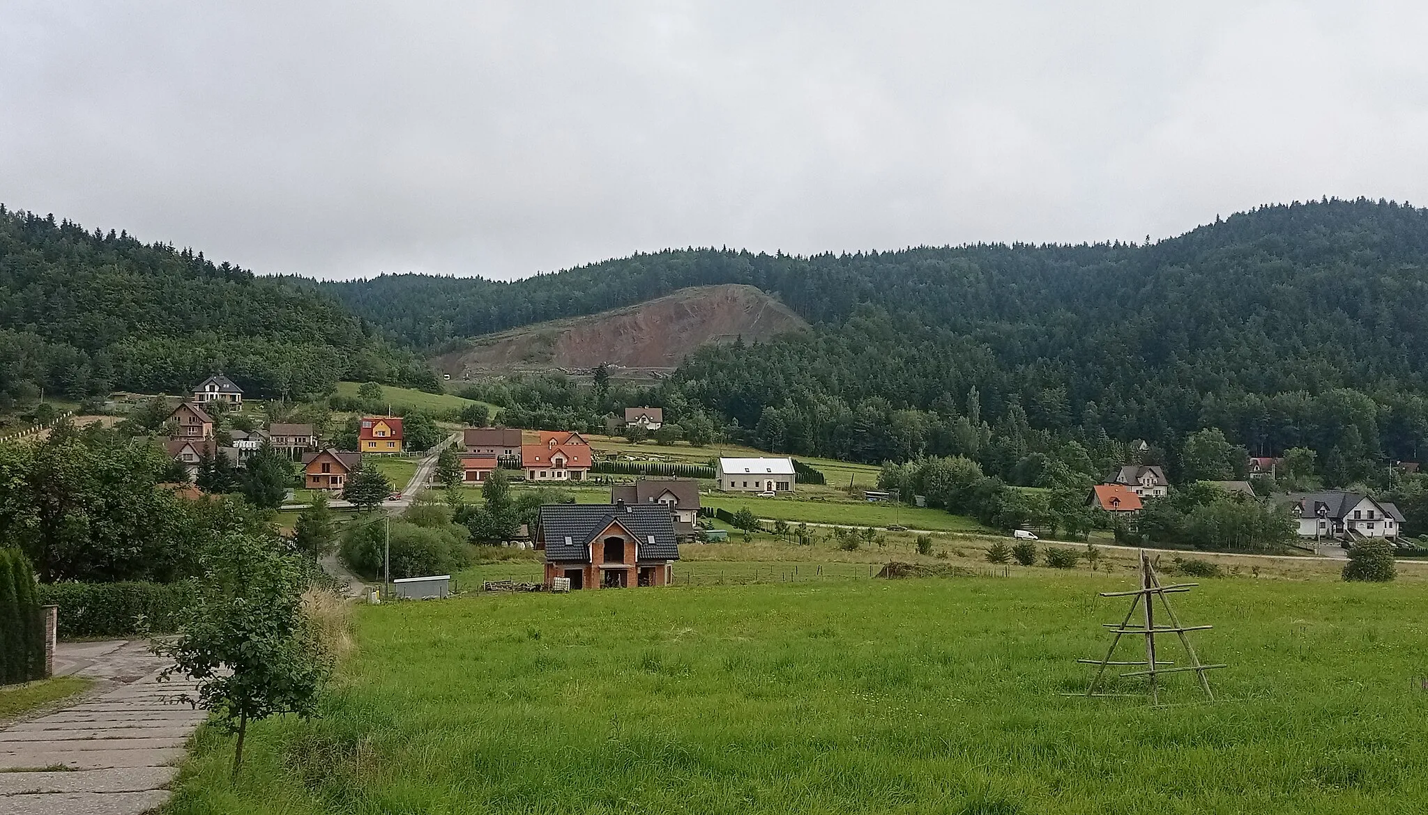 Photo showing: Bysina, przysiółek Szlary, kamieniołom (Zakład Górniczy Bysina), z lewej Jasienica