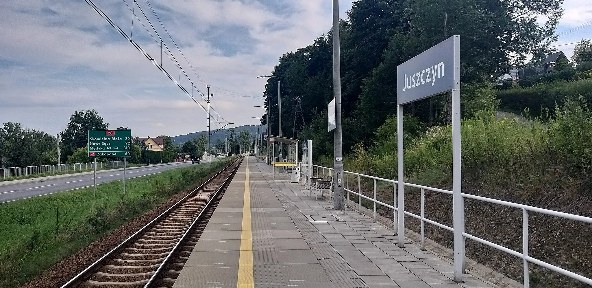 Photo showing: Train stop Juszczyn, Małopolskie Region, Poland
National road 28 (on the left)